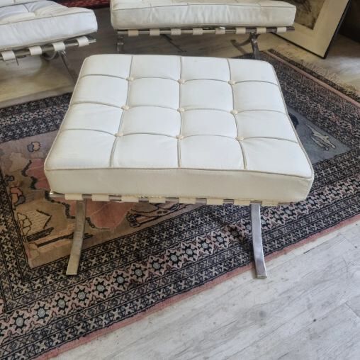 Paire de fauteuils barcelona et son ottoman, de Ludwig Mies Van Der Rohe vers 1980