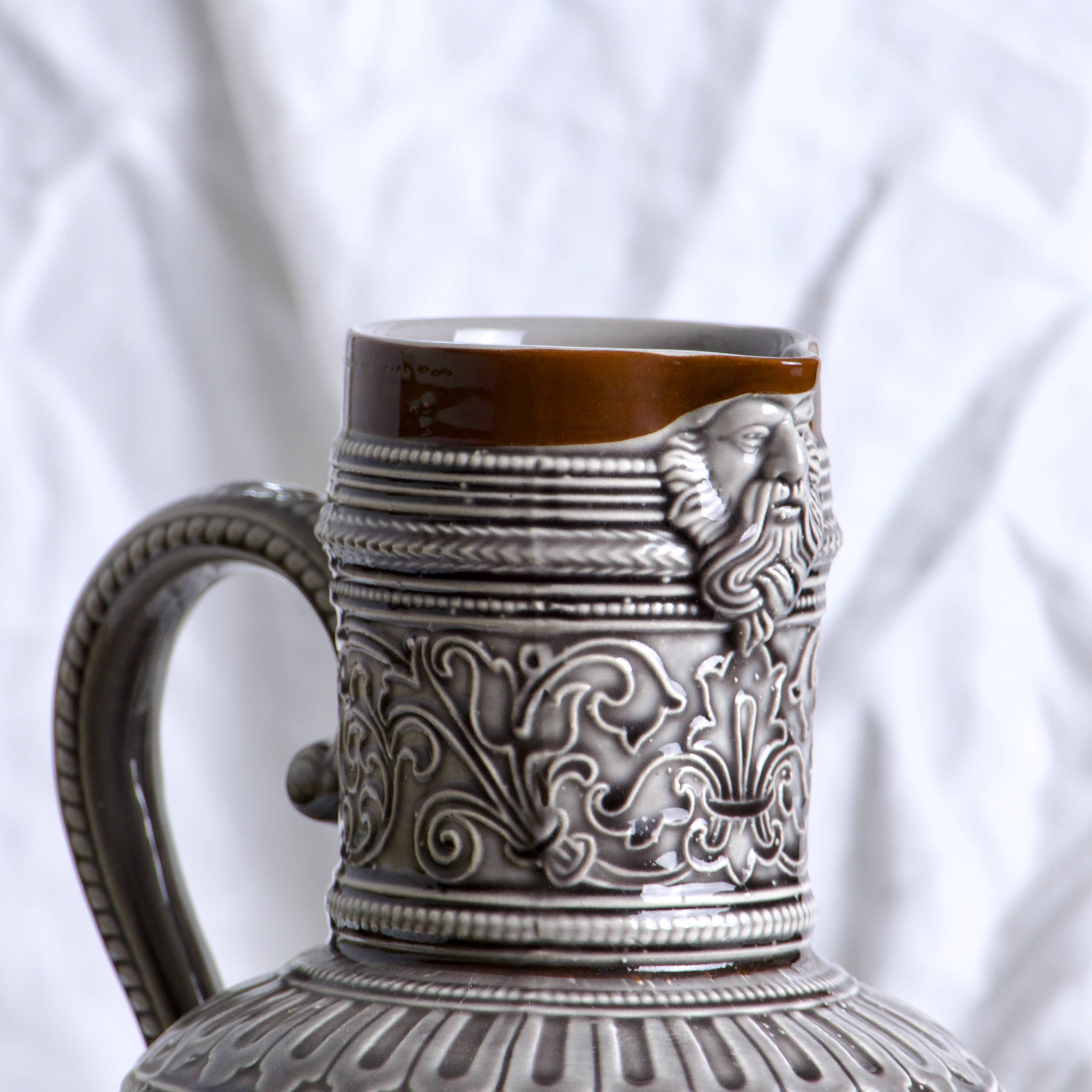 Large 19th century (1840) barbotine carafe / vase with prow head