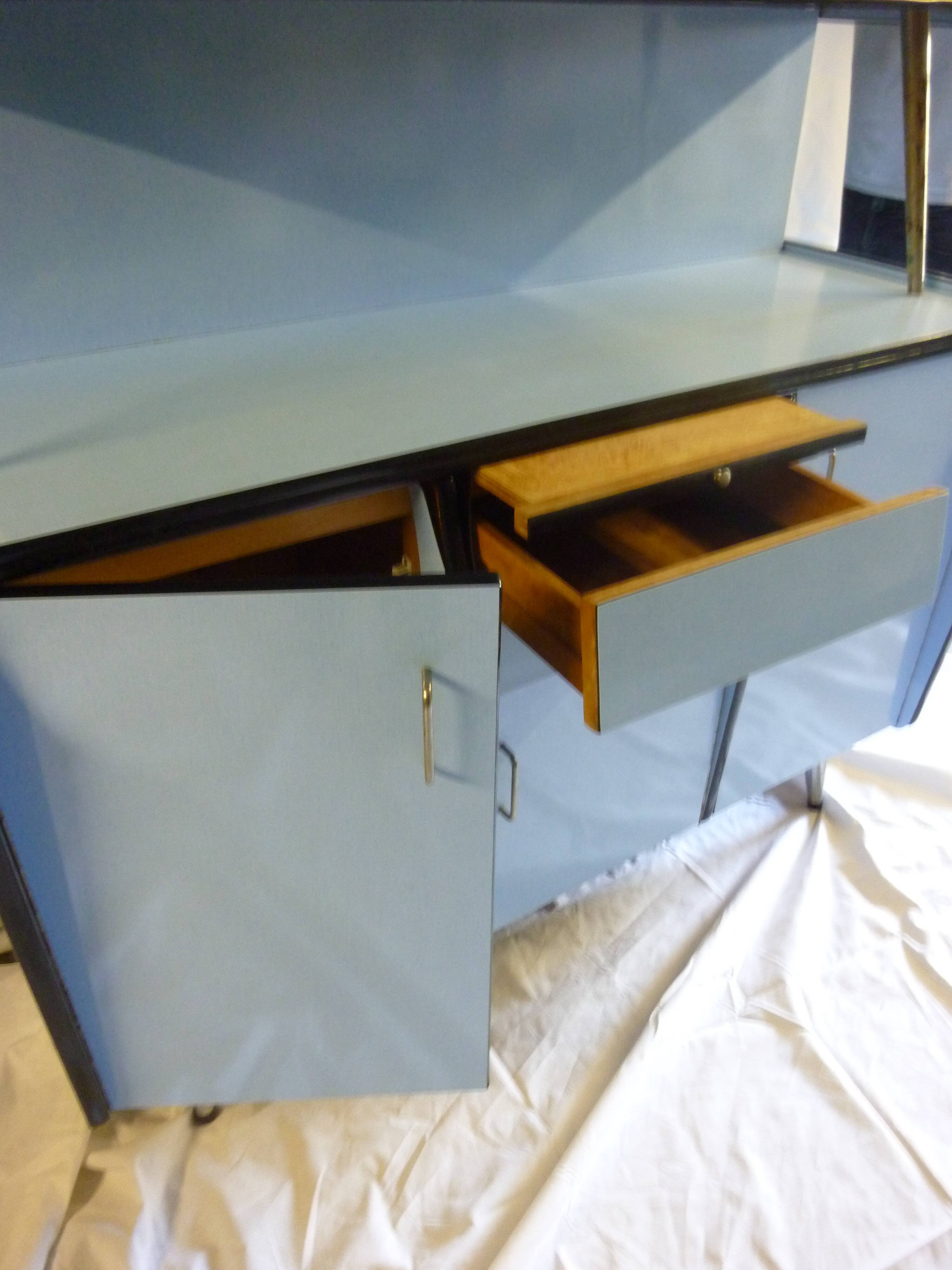 Buffet en formica bleu gitane