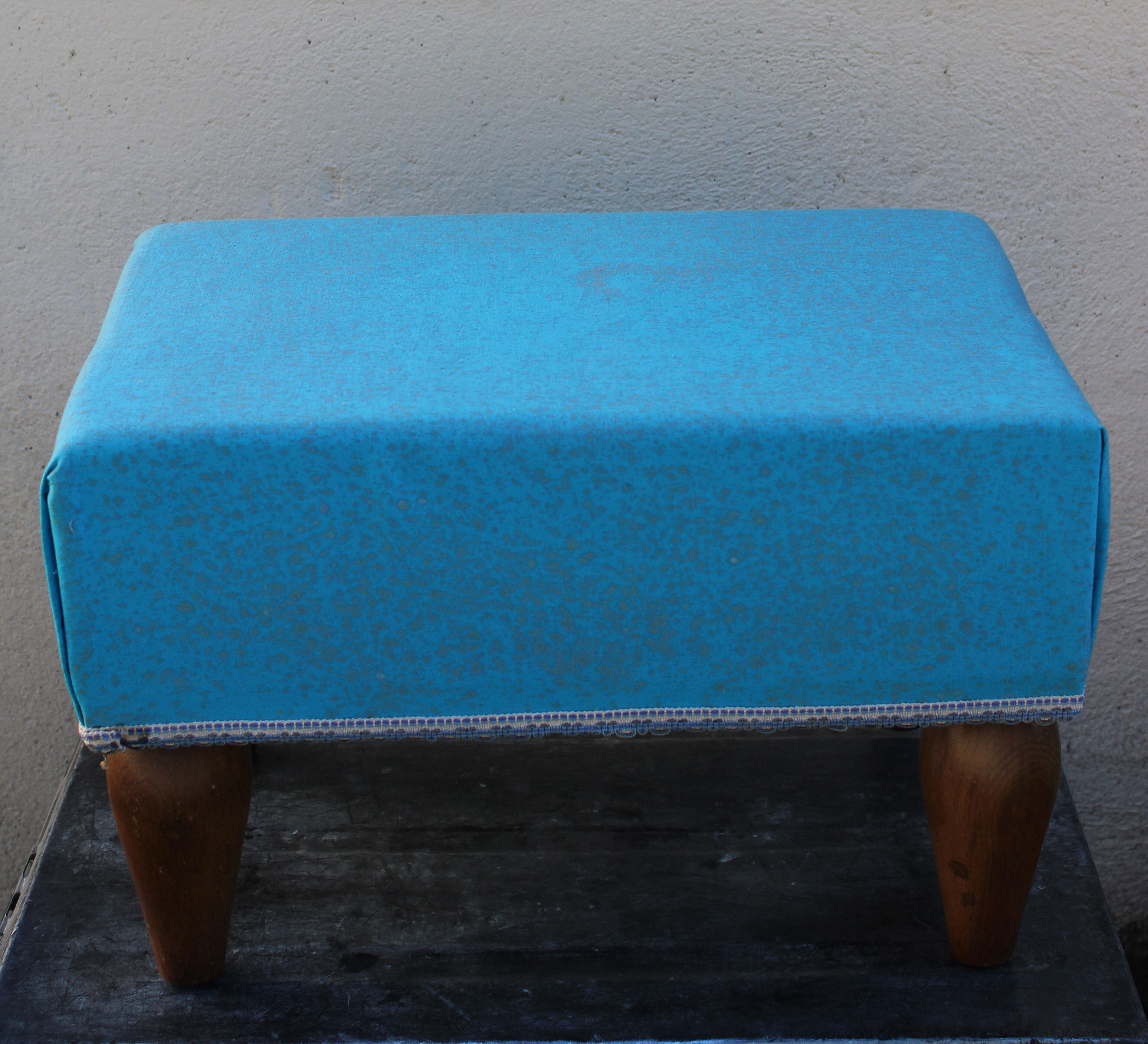 Repose-pieds bois et tissu bleu