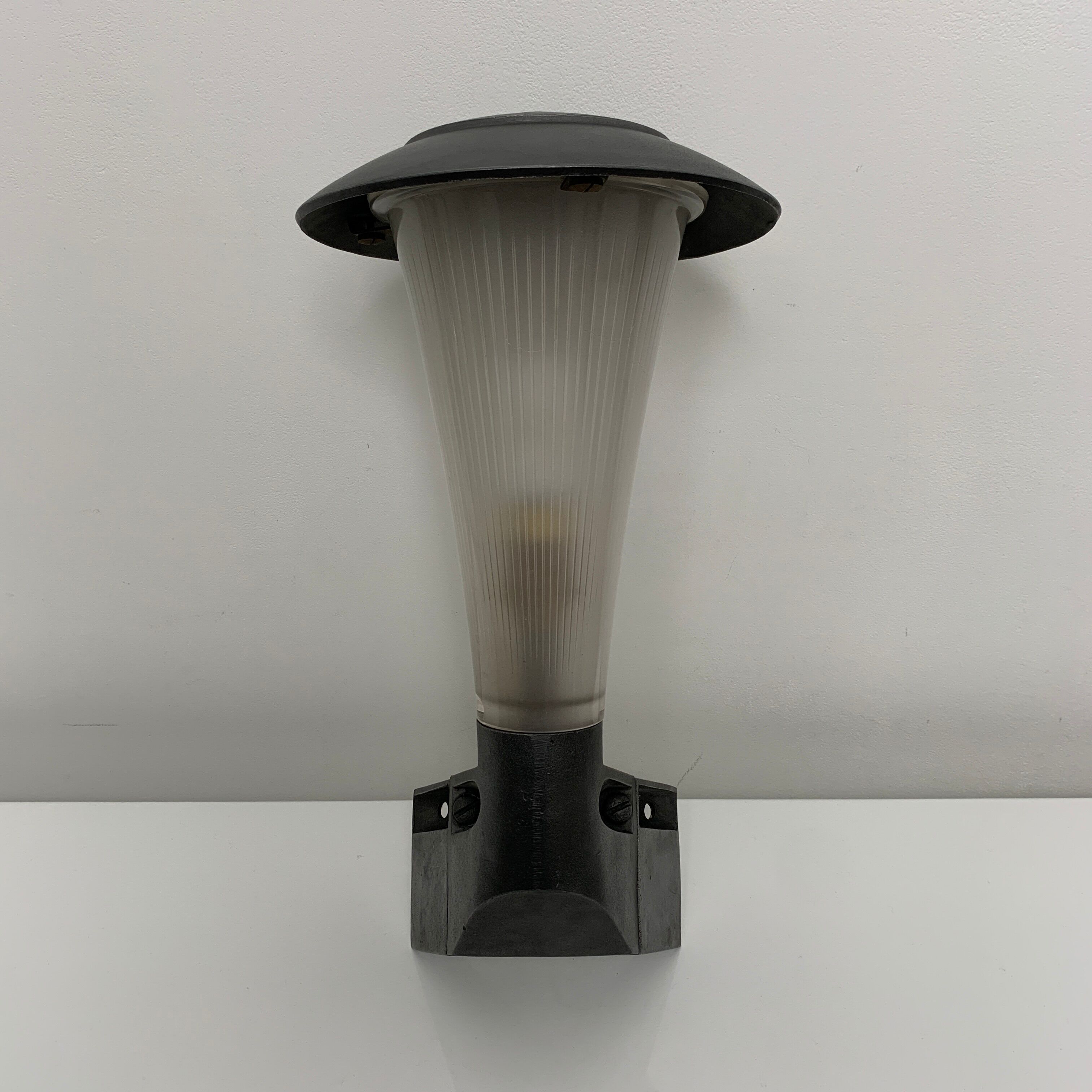 Corner wall lamp in graphite aluminum and Holophane frosted glass