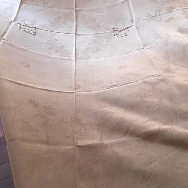 Nappe ancienne en damassée, décor de chasse brodée SV