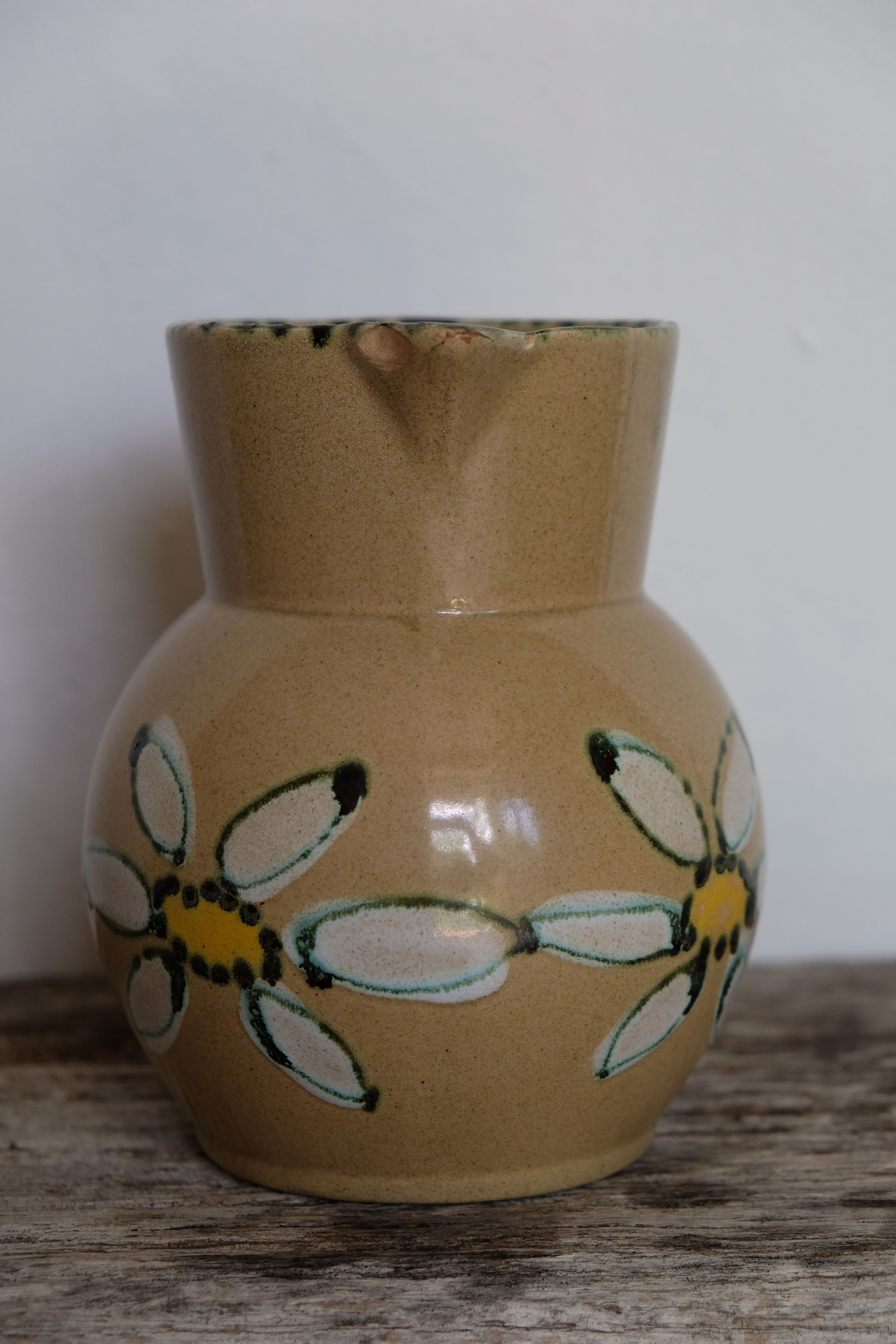 Water pitcher vase old décor daisies