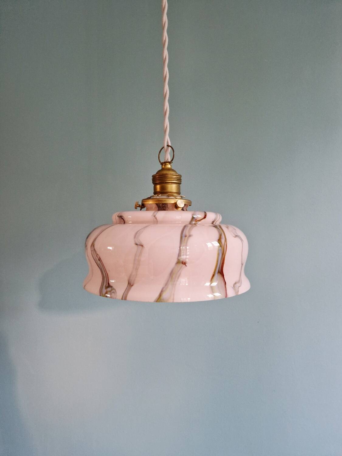 Suspension Art Déco en opaline marbrée rose, Scailmont (Belgique)