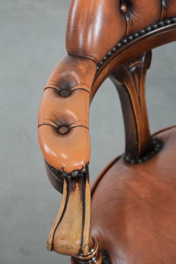 Chaise de bureau Chesterfield en cuir de vache classique et intemporel avec accoudoirs en bois.