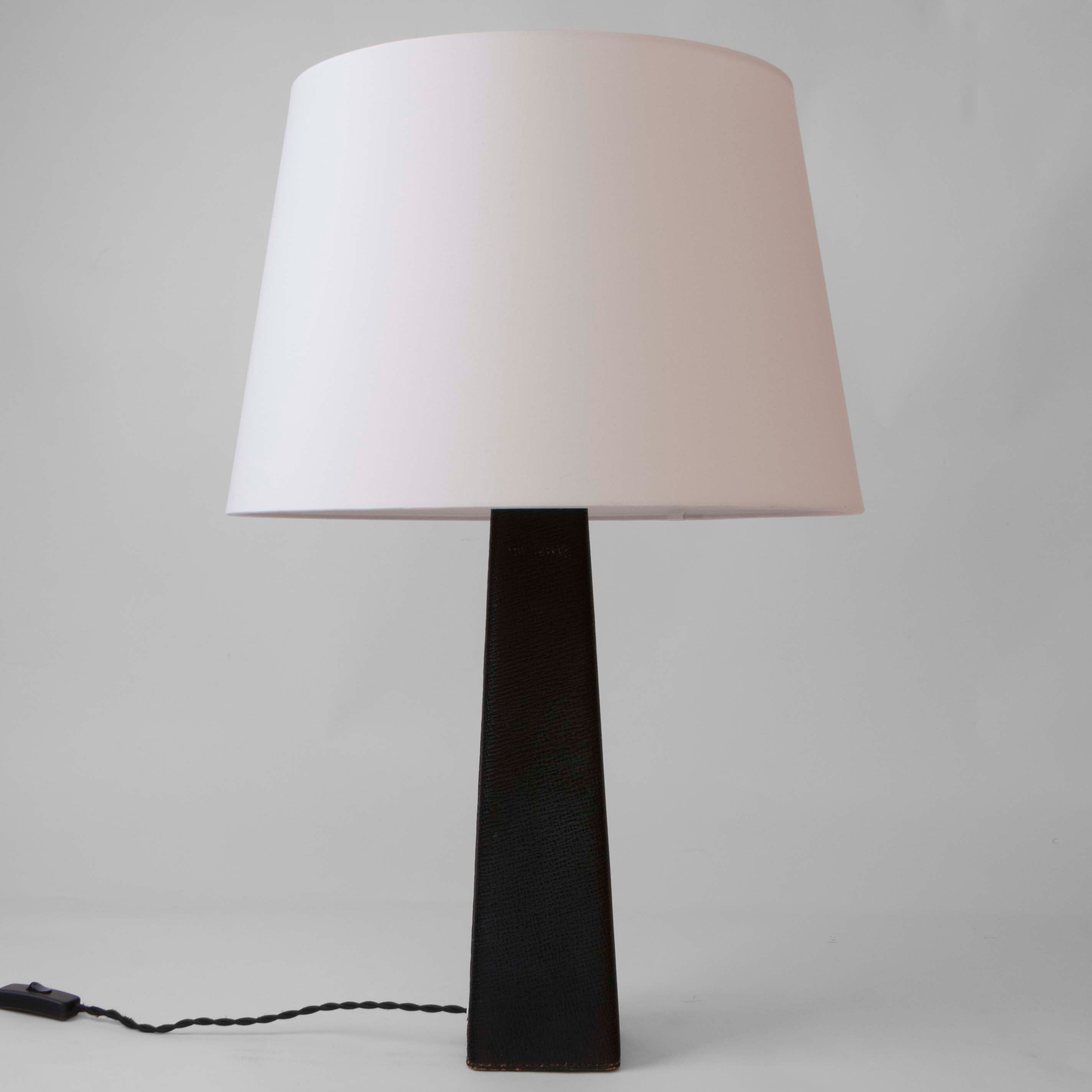 Obelisk shaped table lamp