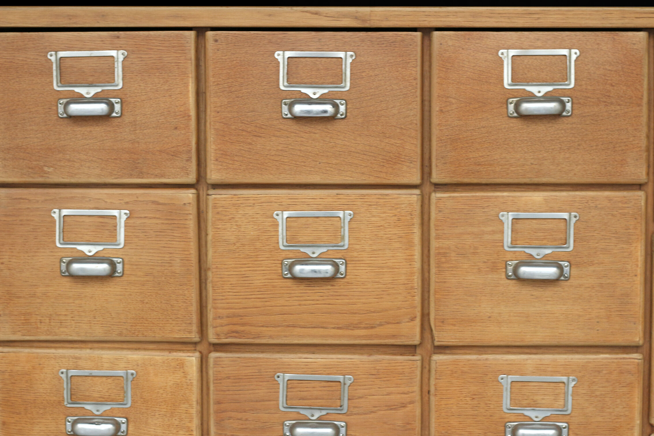 Furniture of trade: dresser of apothecary.