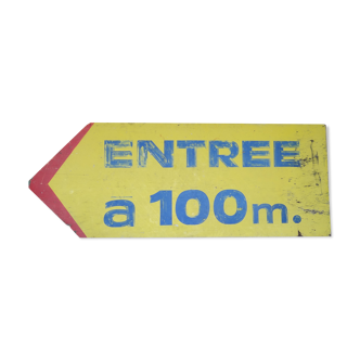 Panneau en bois peint, entrée à 100 mètres