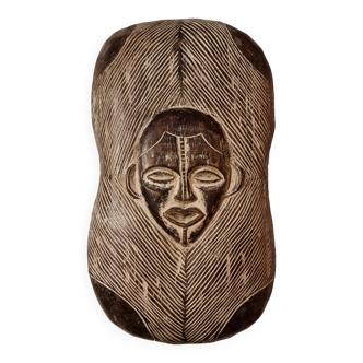 Masque bouclier africain utilisé tribal de Songye, Congo fabriqué en bois d'une seule pièce.
