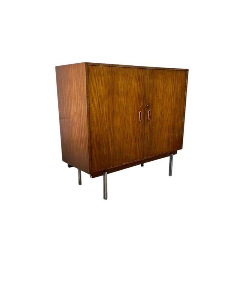 Commode vintage en bois sur pieds en acier