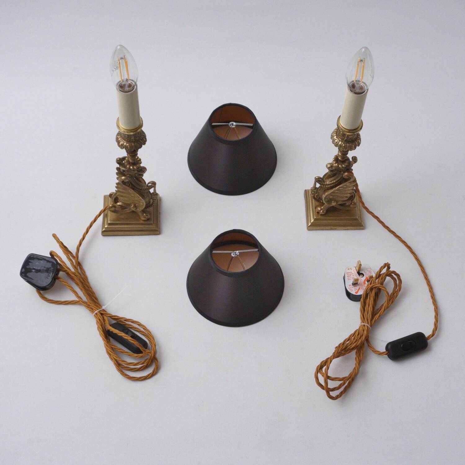 Paire de lampes chandeliers griffons de style néogothique, Angleterre années 1880