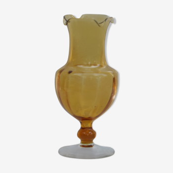 Vase sur pied en verre ambré