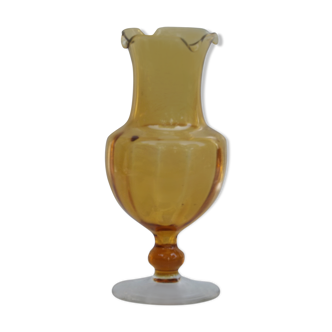 Vase sur pied en verre ambré
