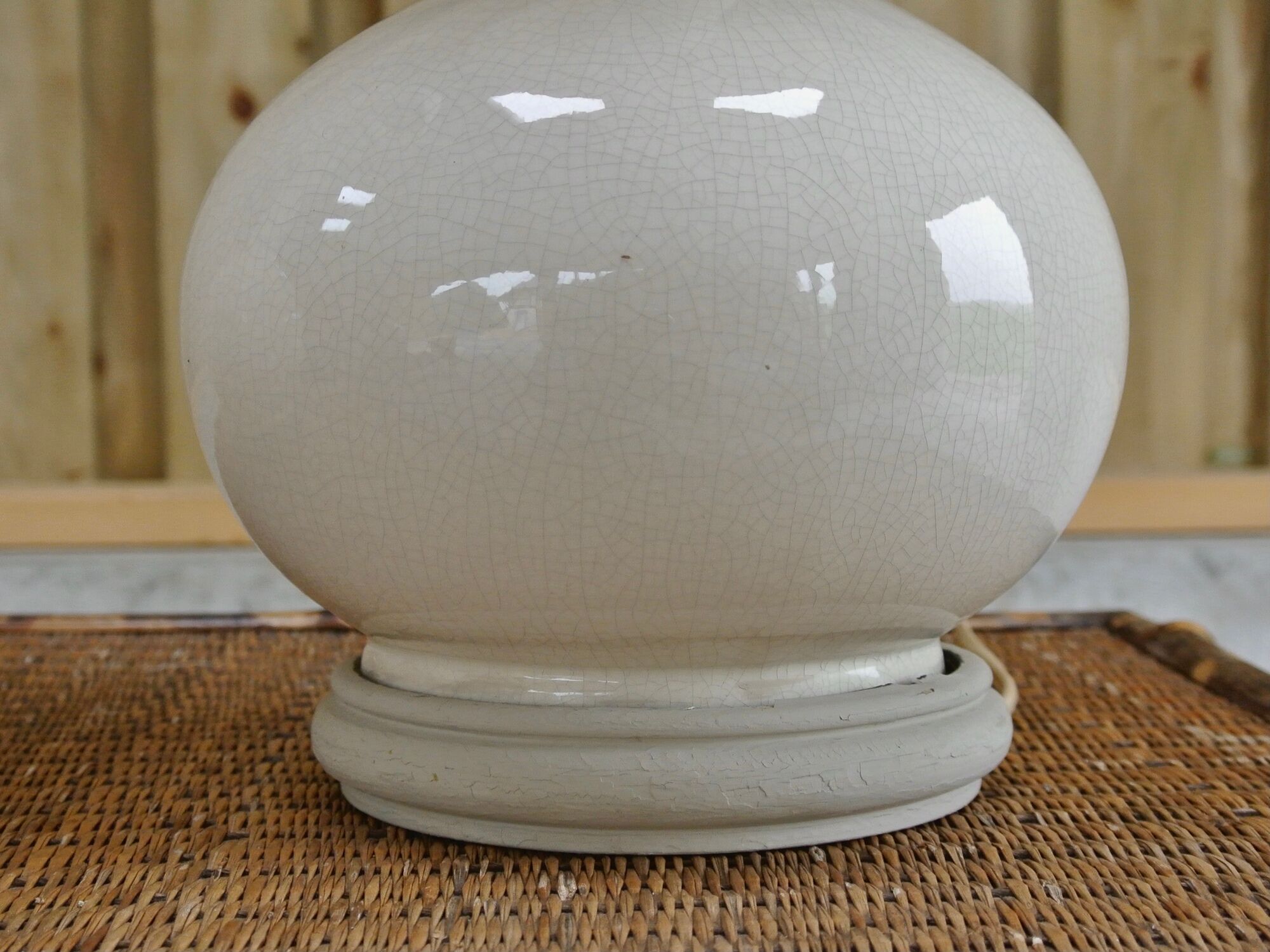 Pair of lamps - off-white ceramic foot - wooden bass
