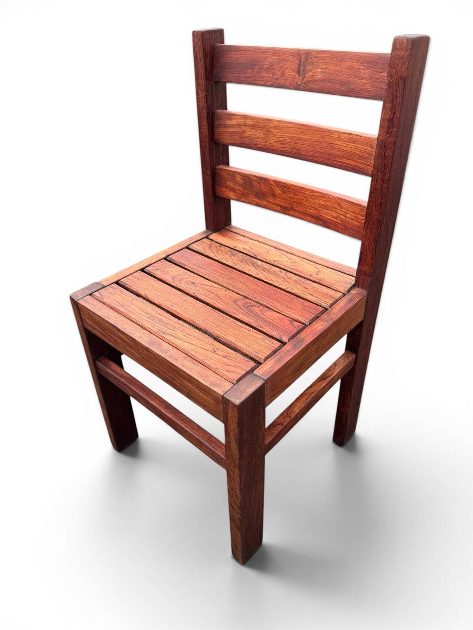 Suite de 8 chaises brutalistes bois exotique massif (essingan) 1960