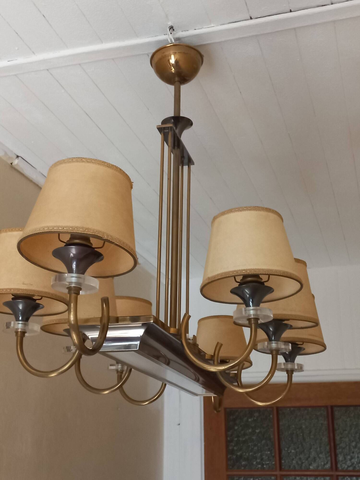 Vintage chandelier in gilded brass, chromed metal and plexiglass from the 1950s