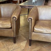 Paire de fauteuils club en cuir couleur camel