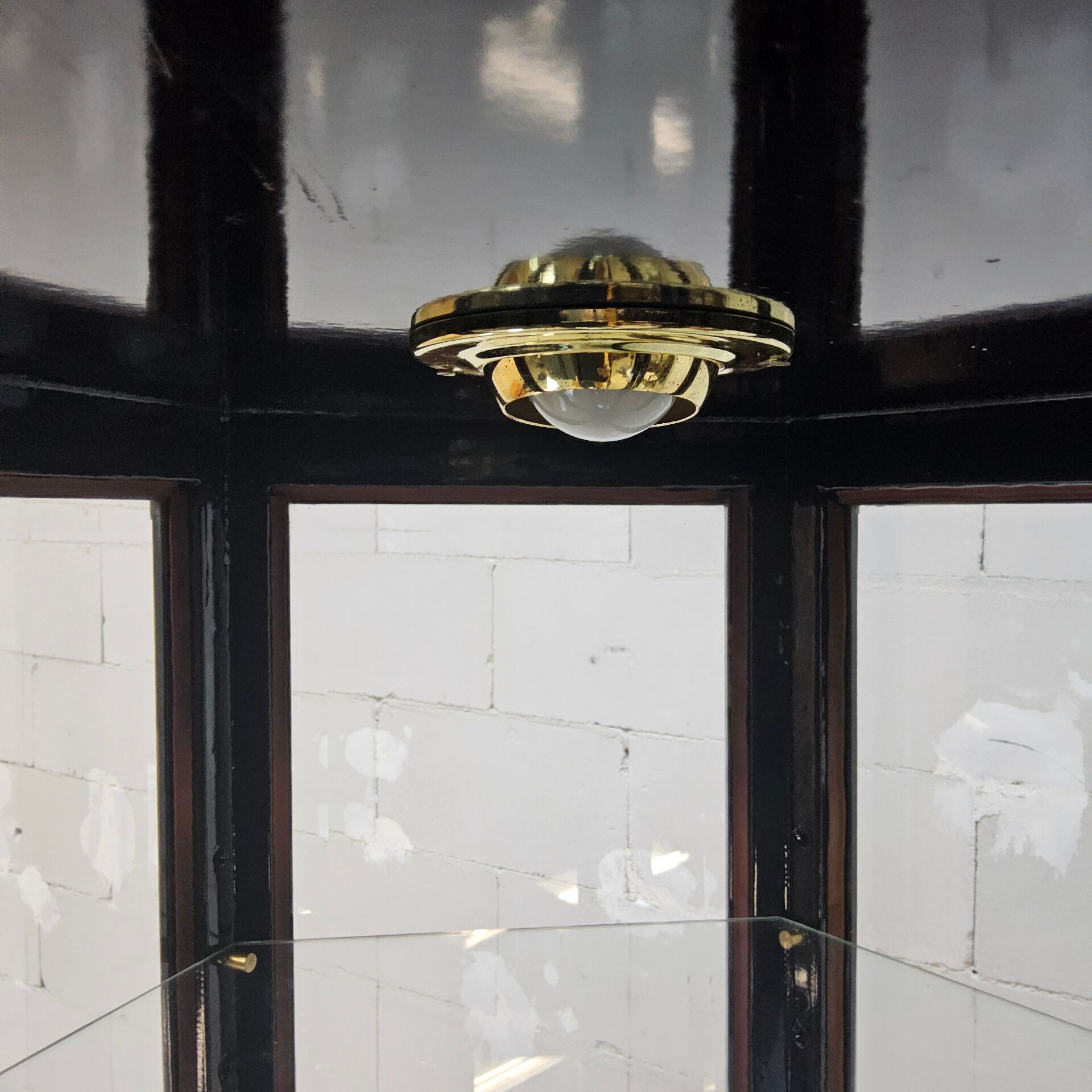 Vitrine chinoise avec toit en pagode et éclairage (asiatique)