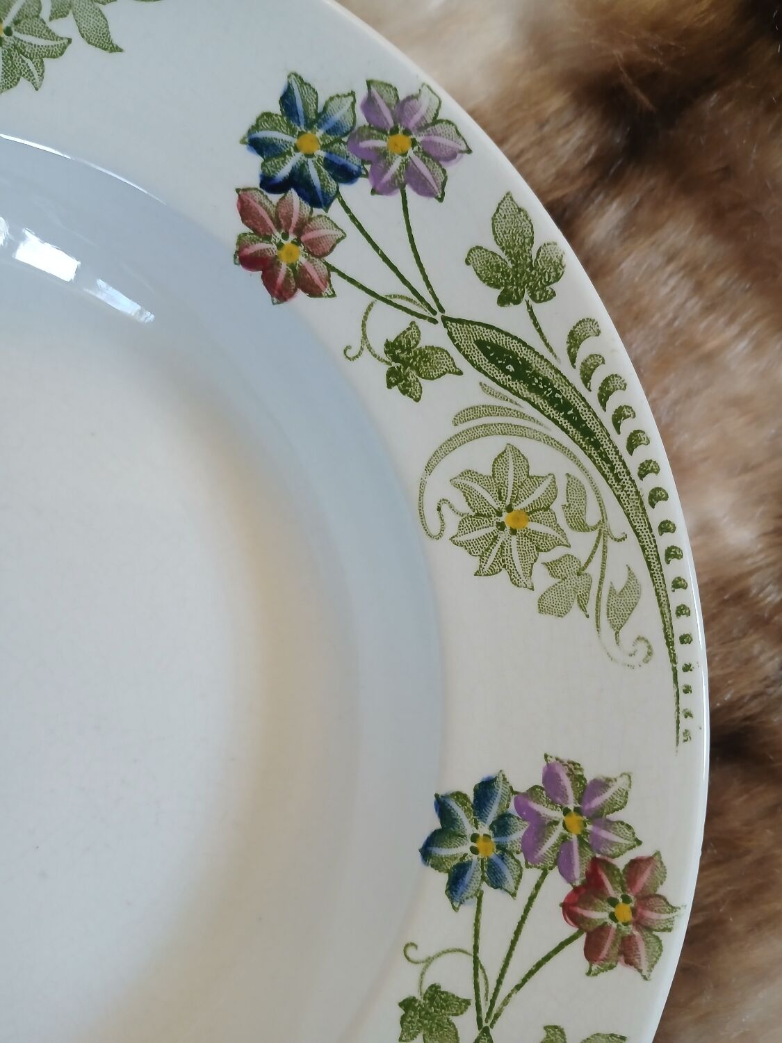 23 assiettes + plat anciens U&C Sarreguemines
