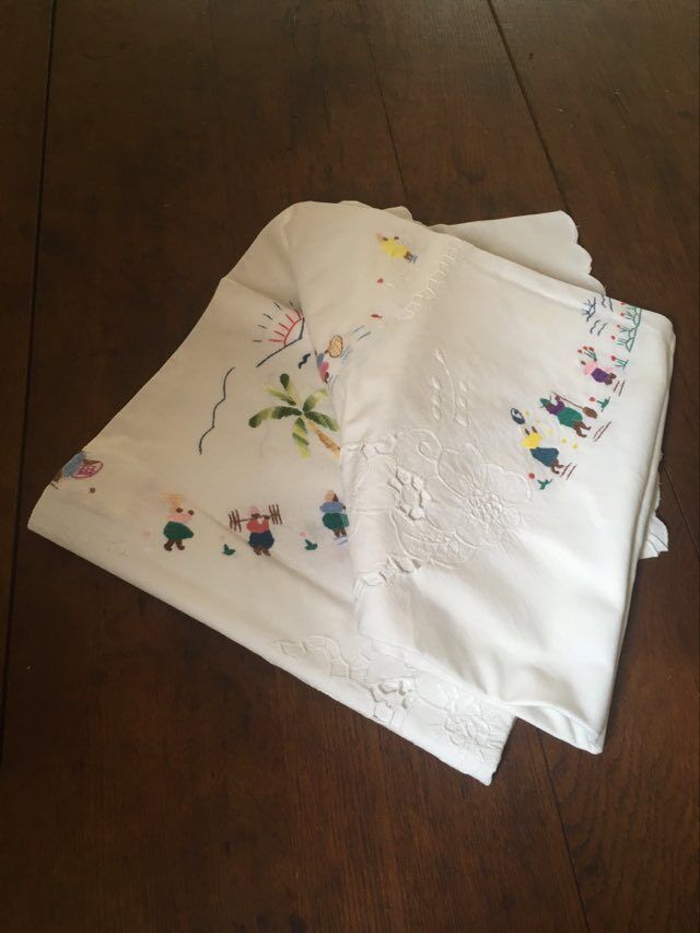 Oval tablecloth and napkins in white cotton embroidered in color