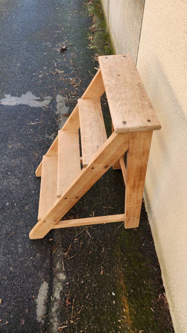 Escabeau en bois massif bruit poncé des années 1960-1970