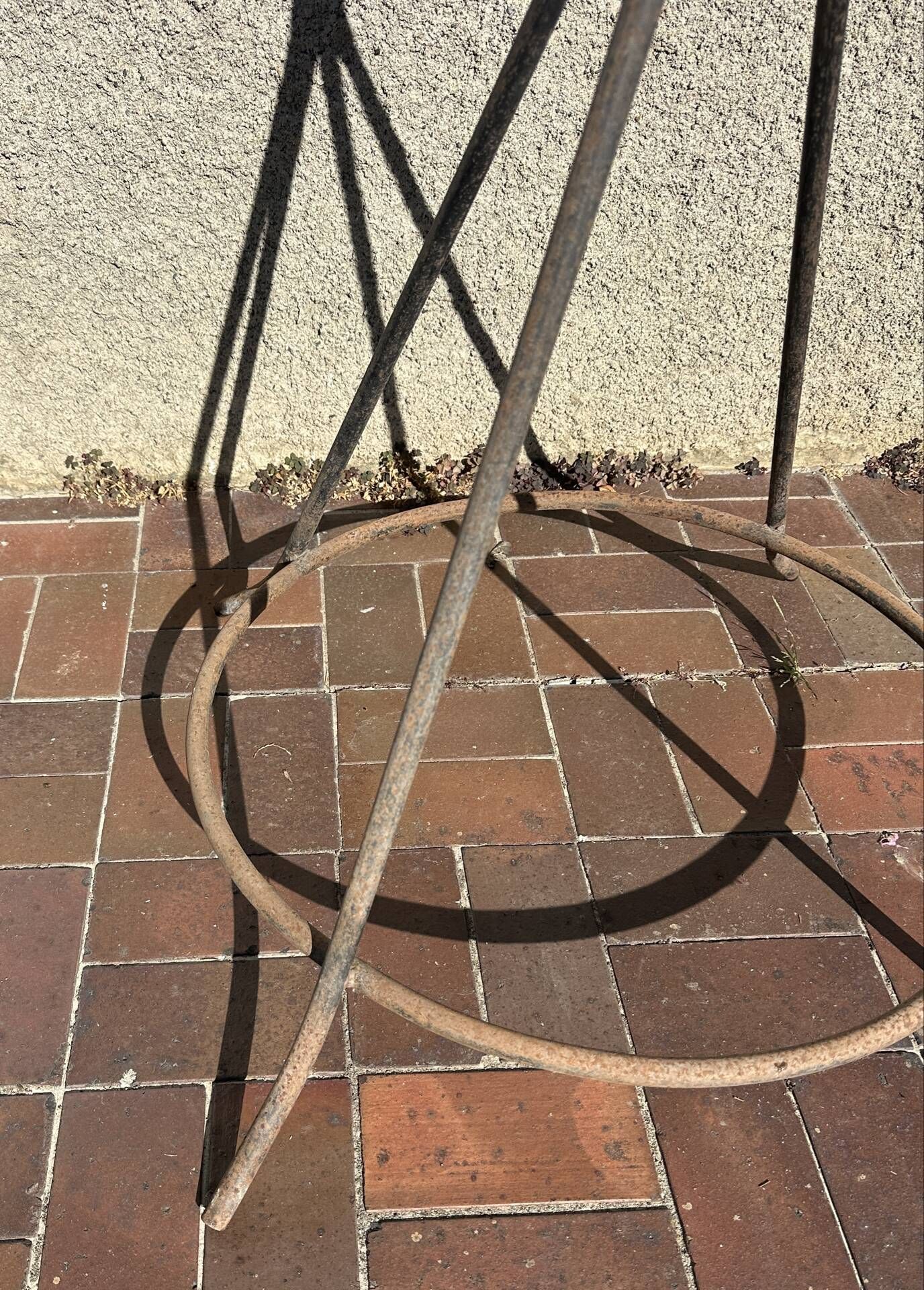 Ancien portemanteau en fer forgé type clé de sol par Roger Féraud