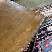Table basse anglaise en acajou des années 1930