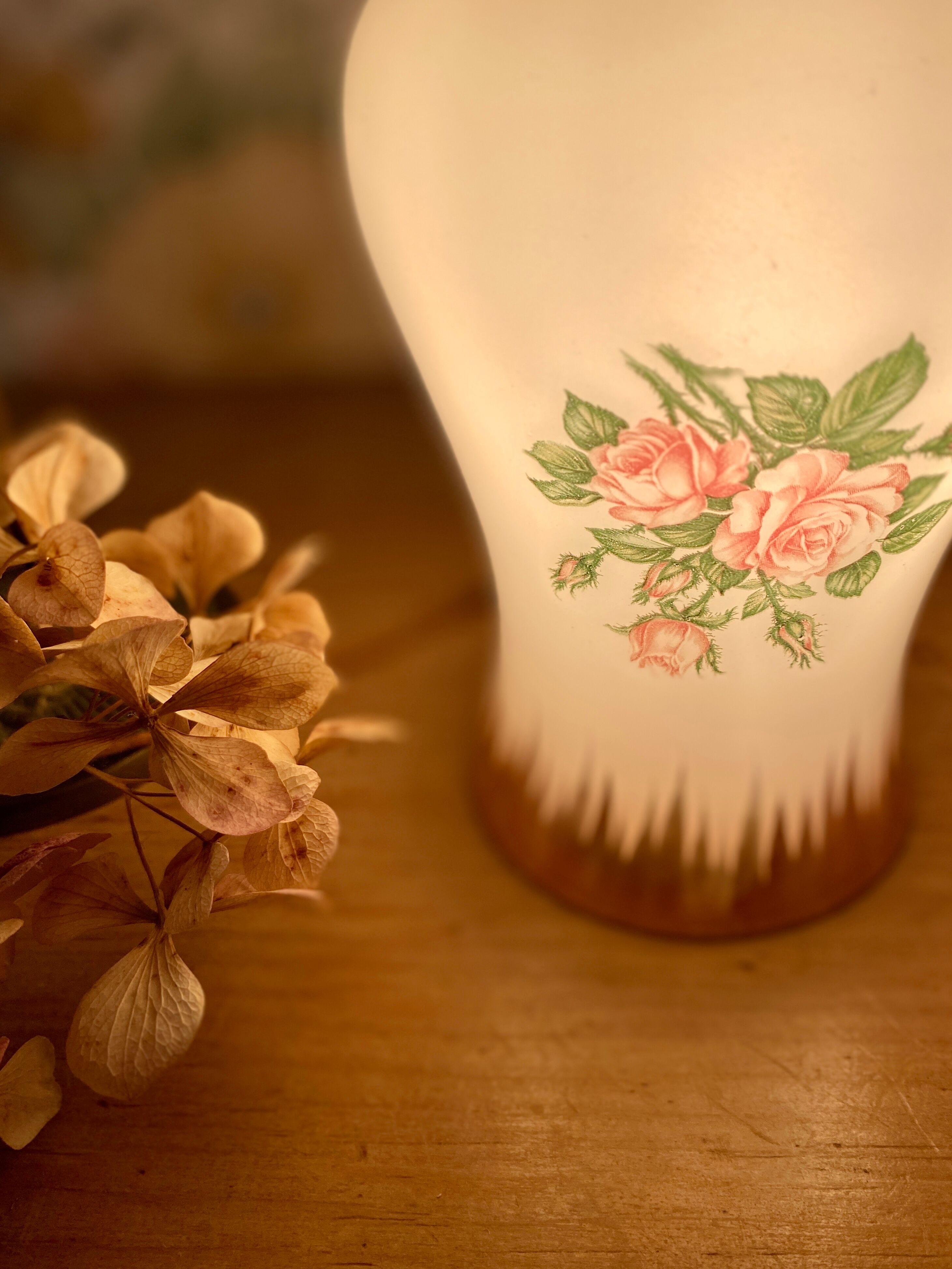 Vintage tulip ride in white opaline drawings of roses