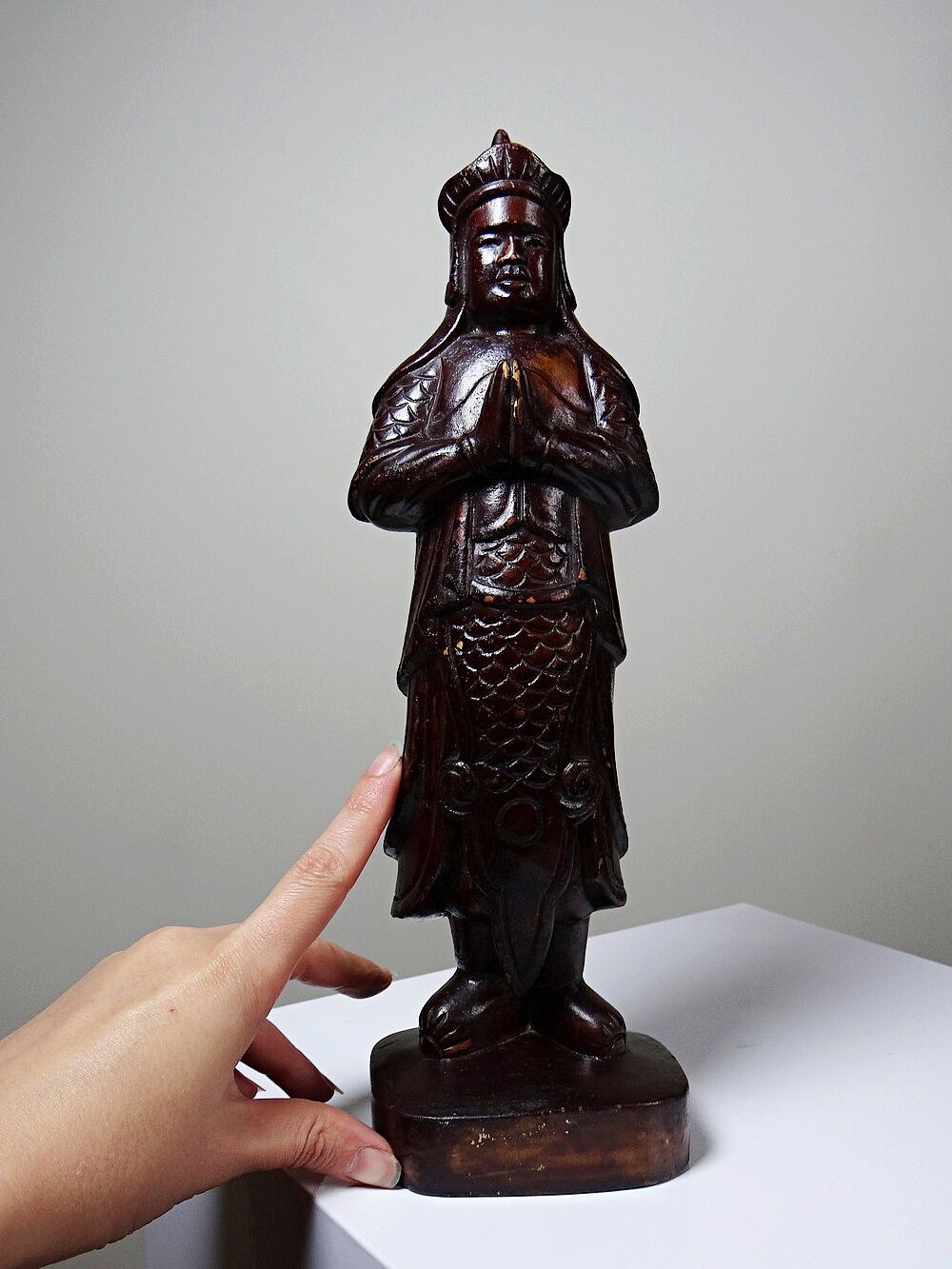 Asian statuette, popular art in carved monoxyle wood, vintage 1930-1960.