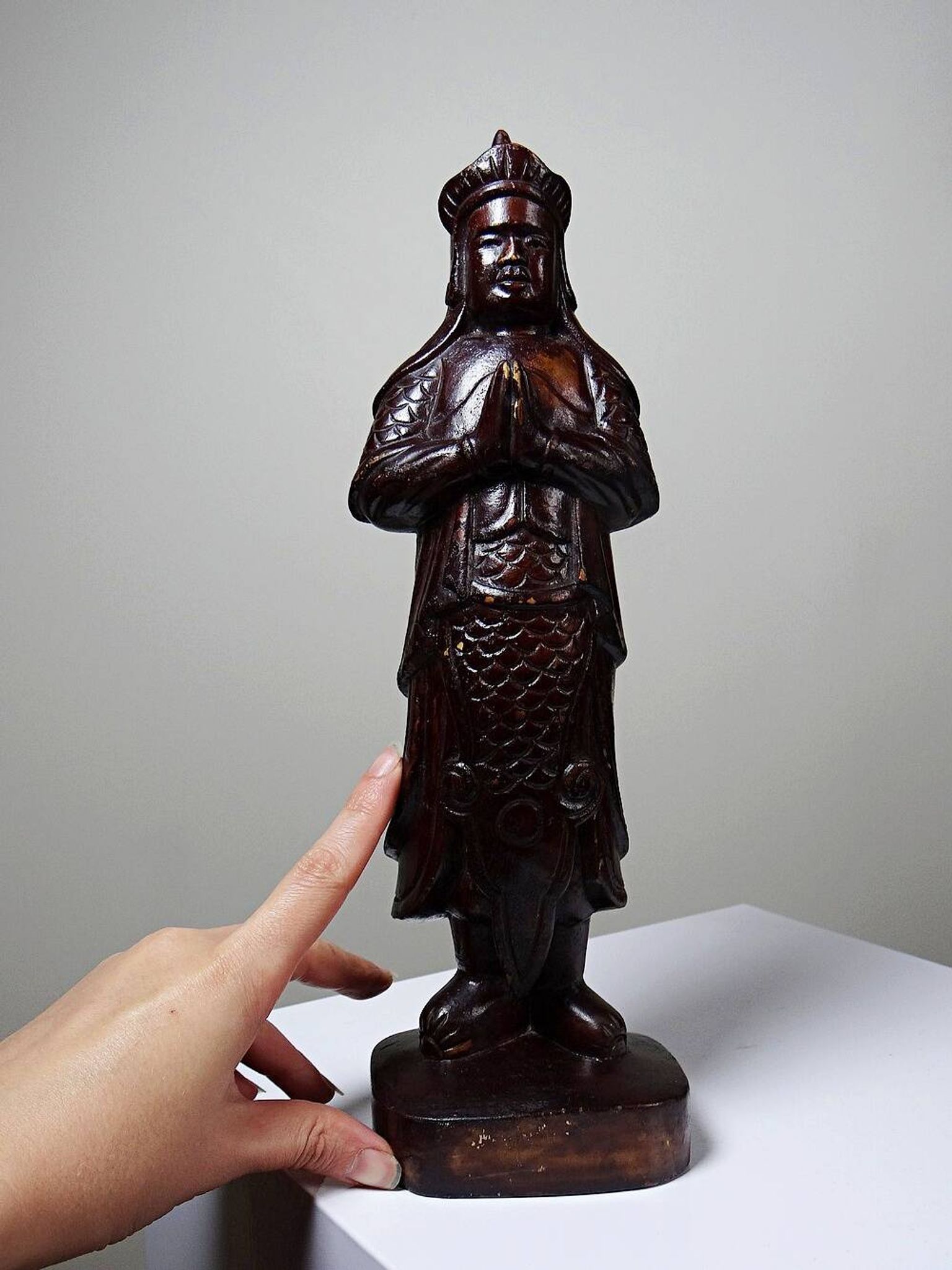 Asian statuette, popular art in carved monoxyle wood, vintage 1930-1960.