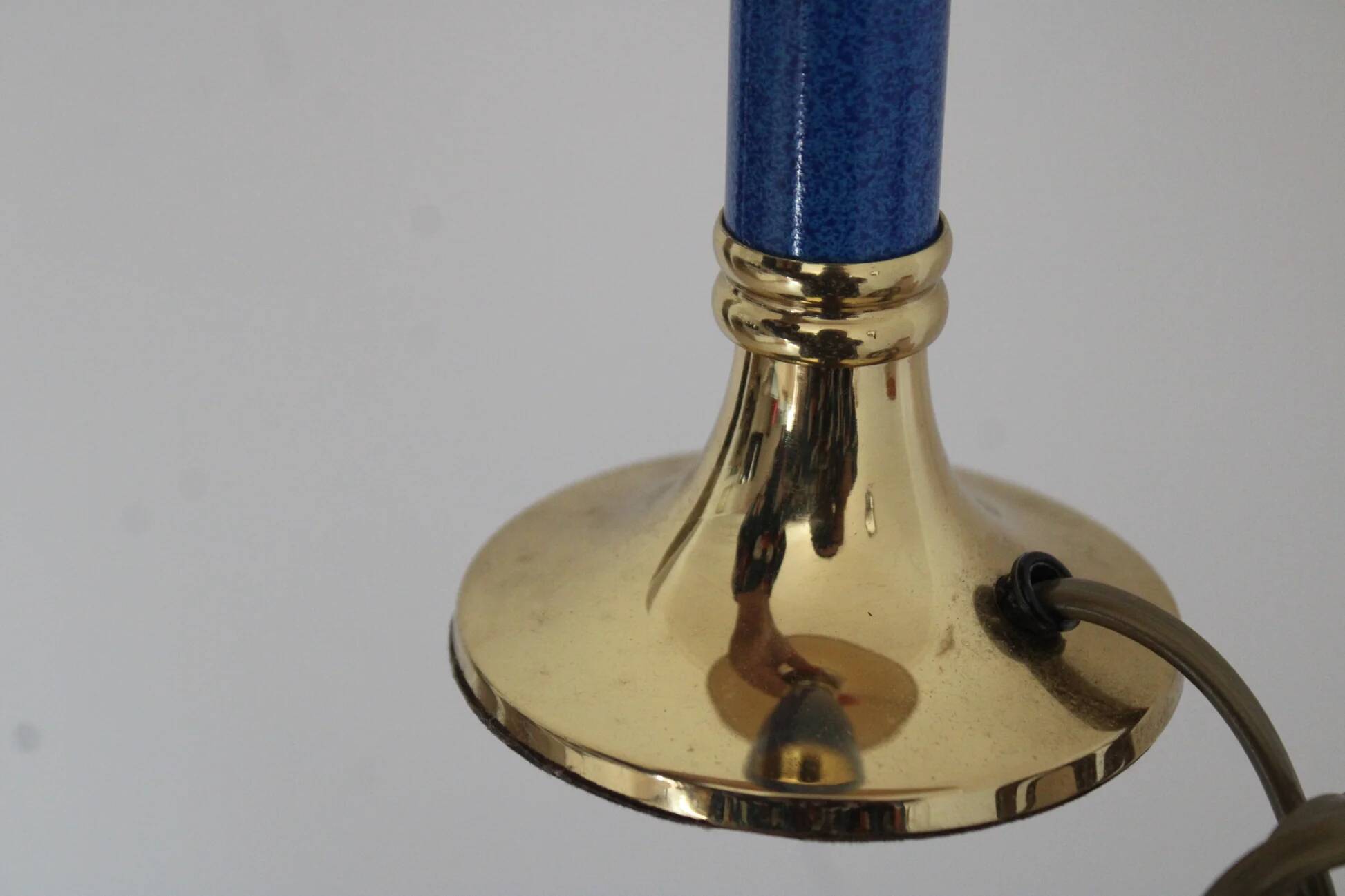 Pair of blue and gold bedside lamps with cream shades – H38 cm