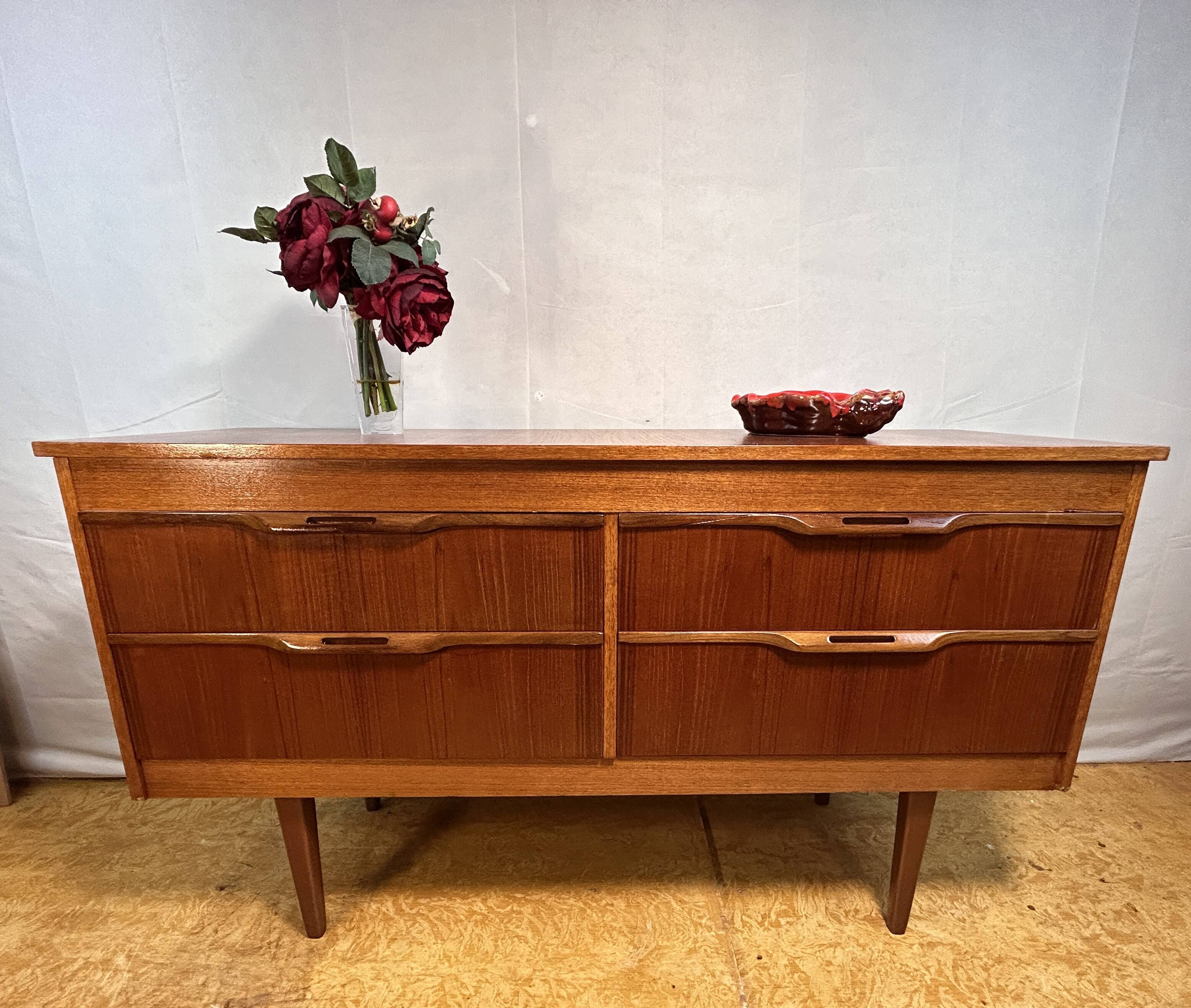 Buffet rétro vintage à quatre tiroirs en teck par Stonehill – 1960