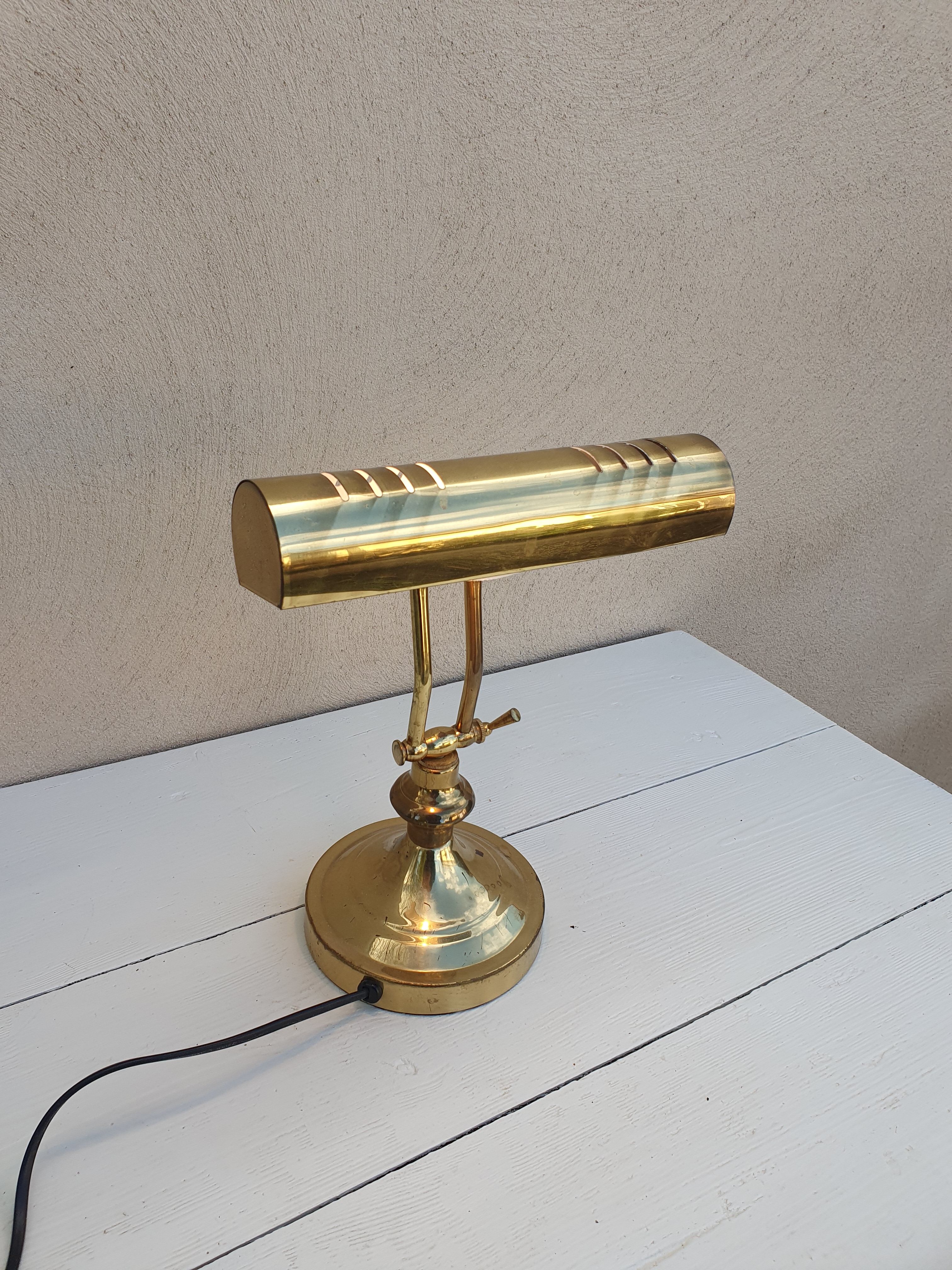 Banker's lamp to table