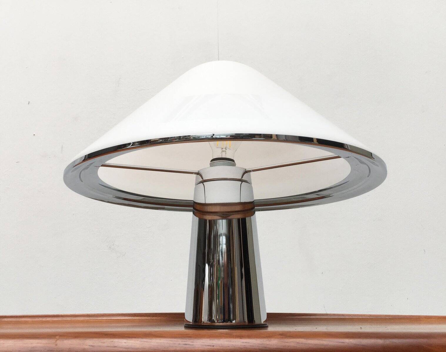 Elpis 4035 vintage Italian table lamp by Guzzini