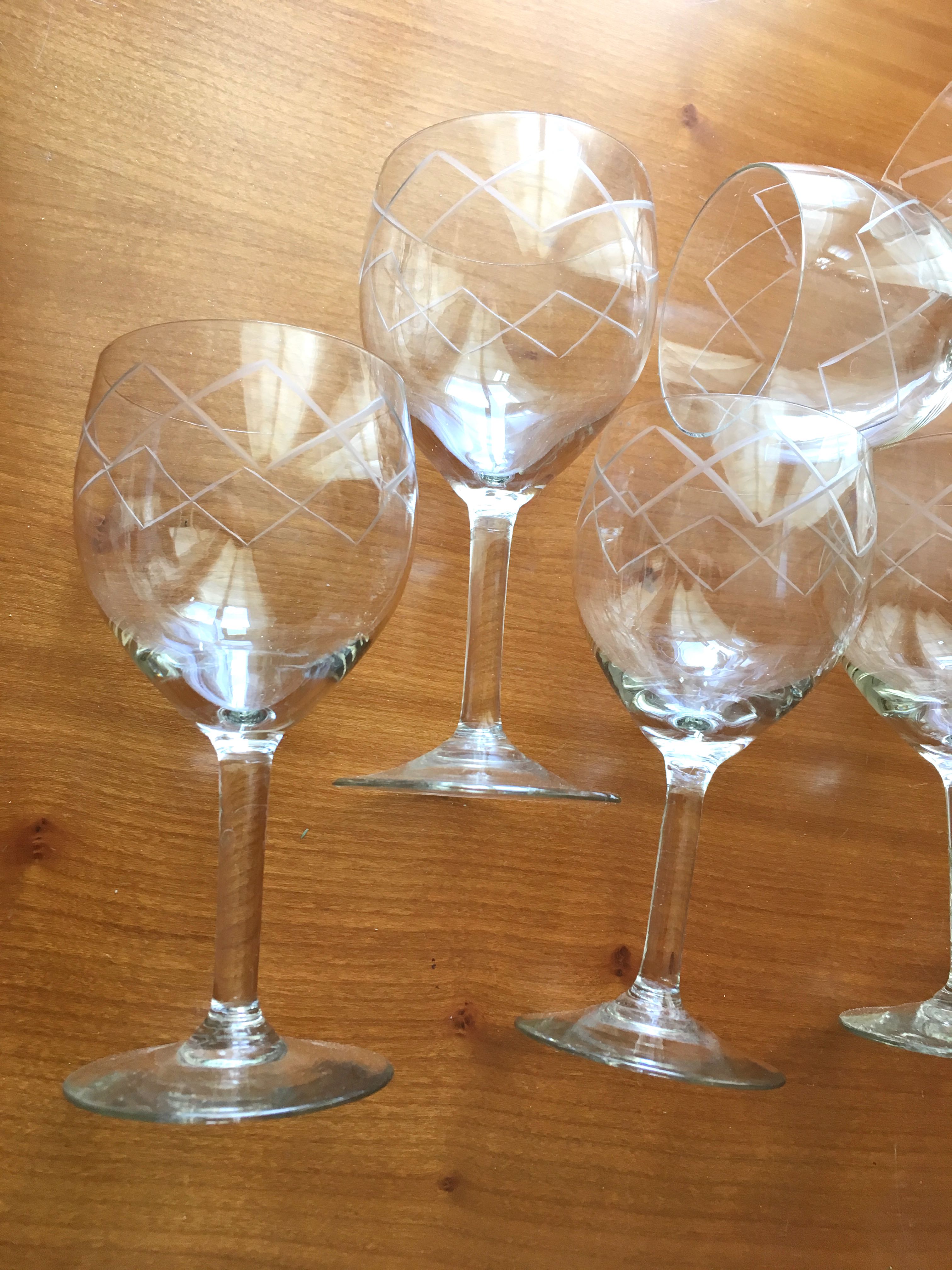 Set of 8 glasses of chiseled wine