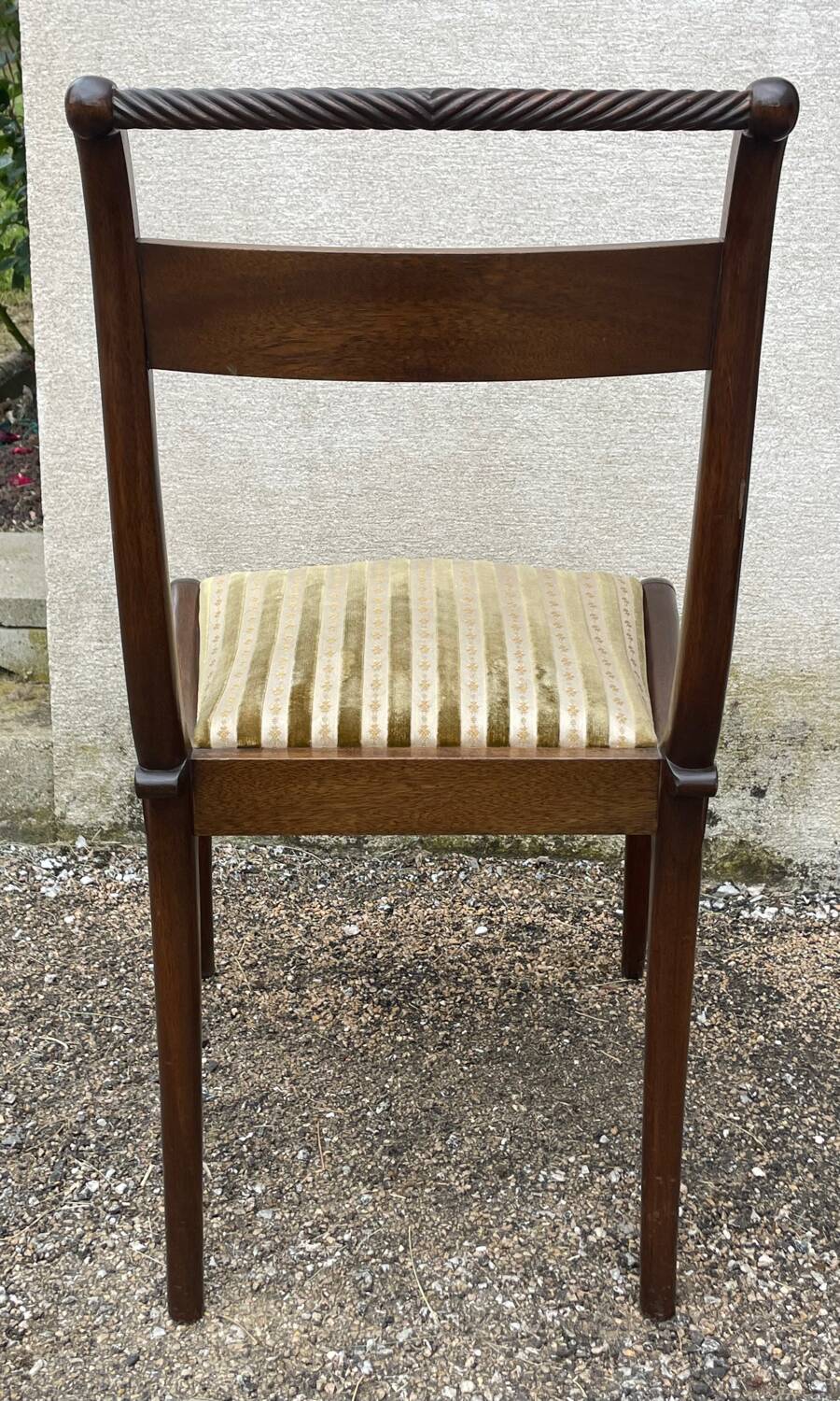 Table with two extensions and 6 mahogany chairs from the 19th century.