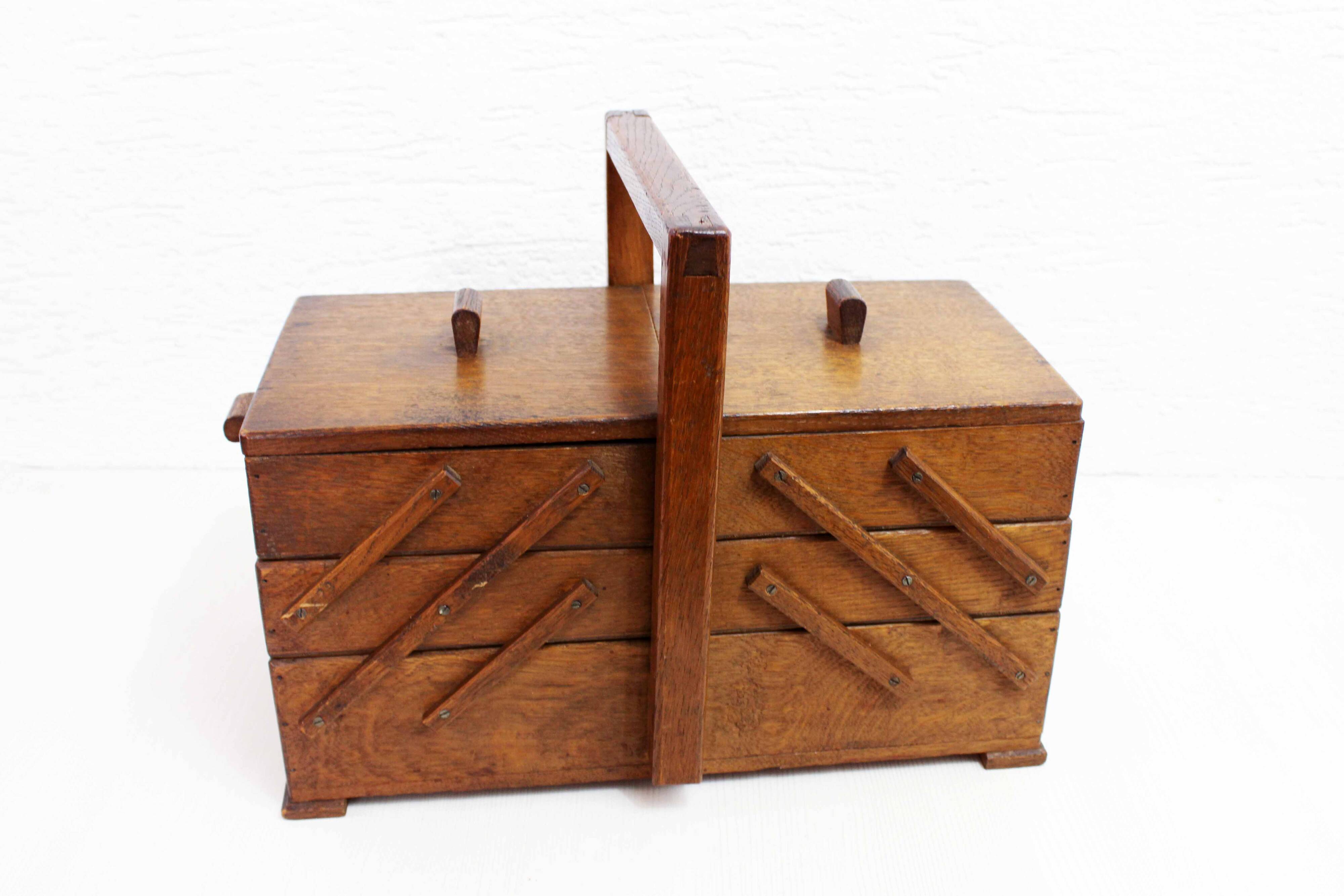 Oak table worker 1960