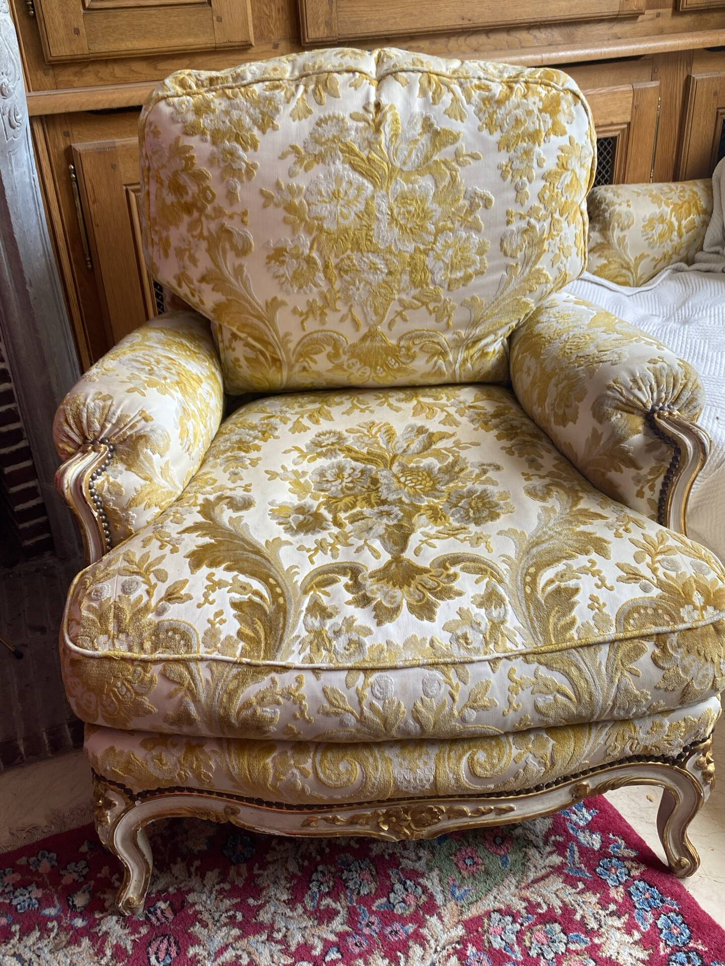 2 fauteuils et un canapé vintage velours jaune et or.