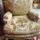 2 fauteuils et un canapé vintage velours jaune et or.