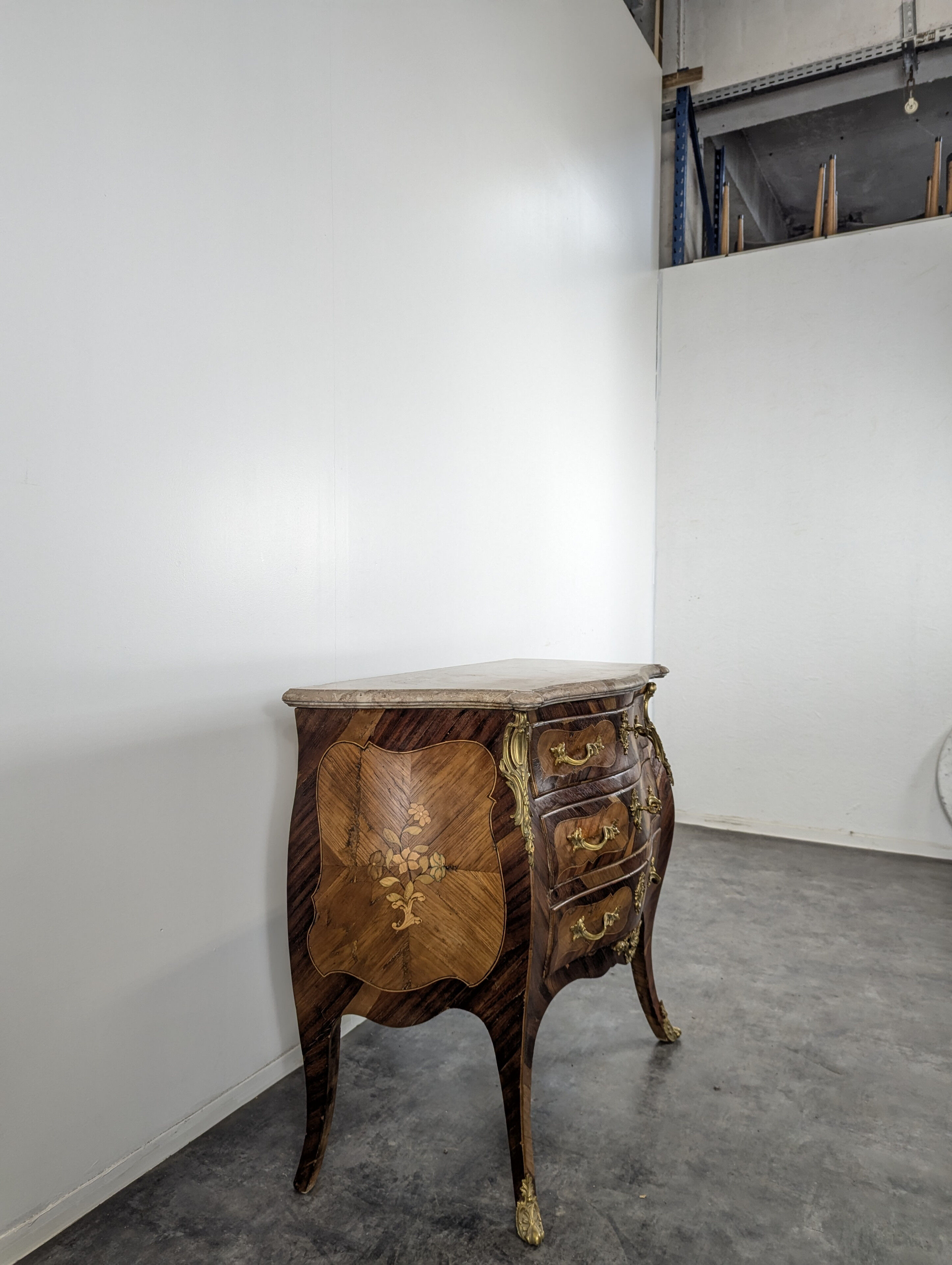 Louis XV period chest of drawers in rosewood marquetry