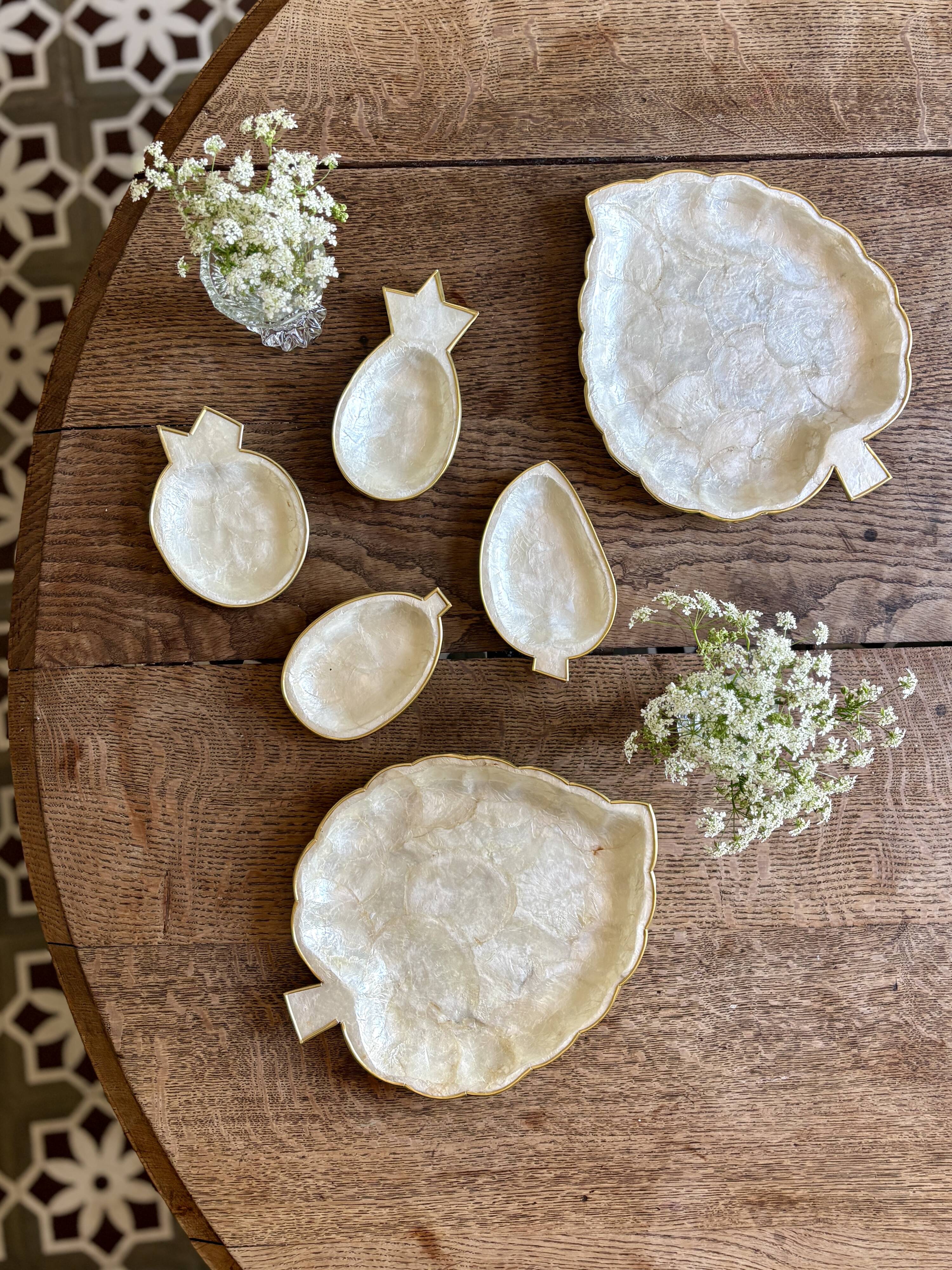 Lot de plats vintage en nacre et laiton