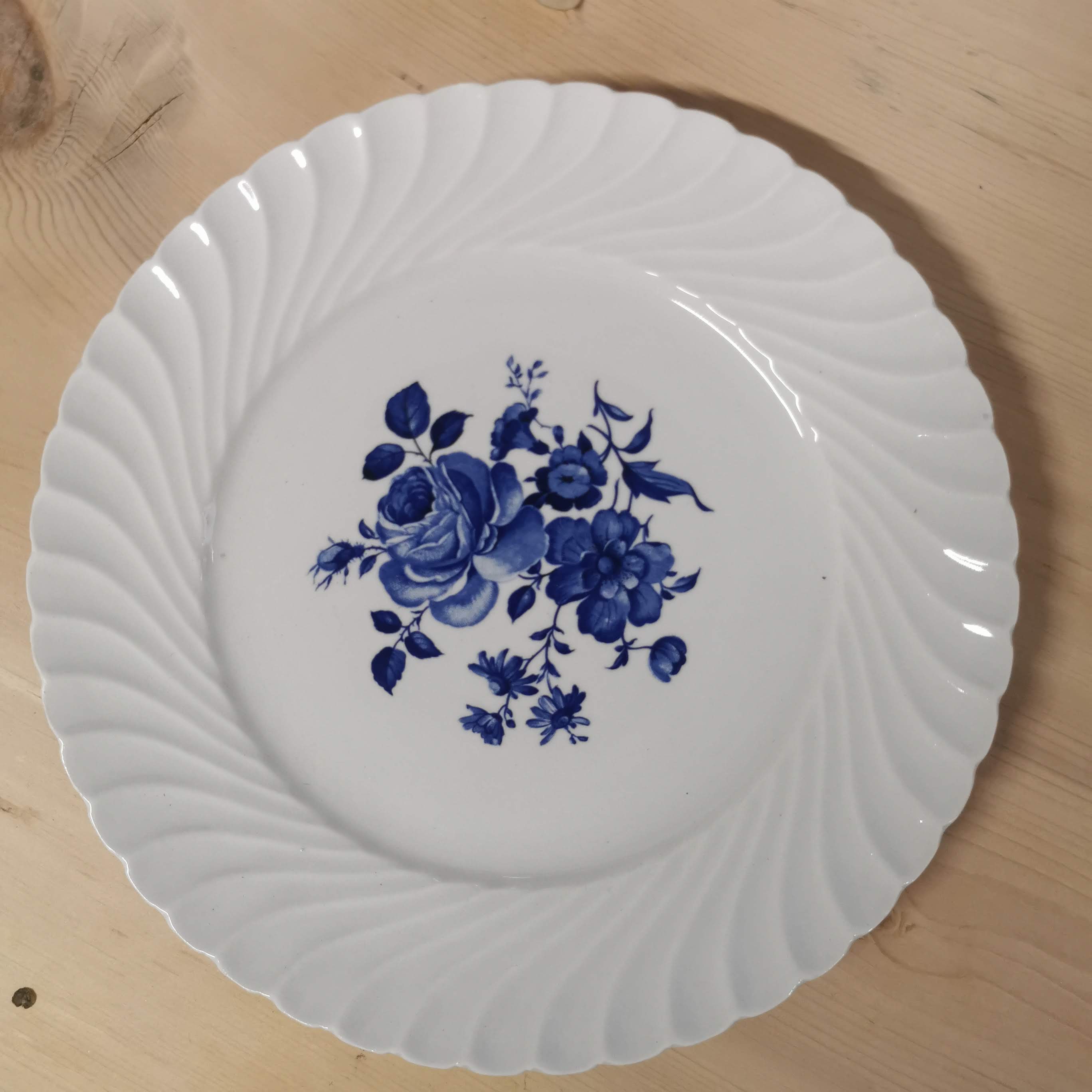 Keller Flat Plate - Guerin - Blue Flower Decoration