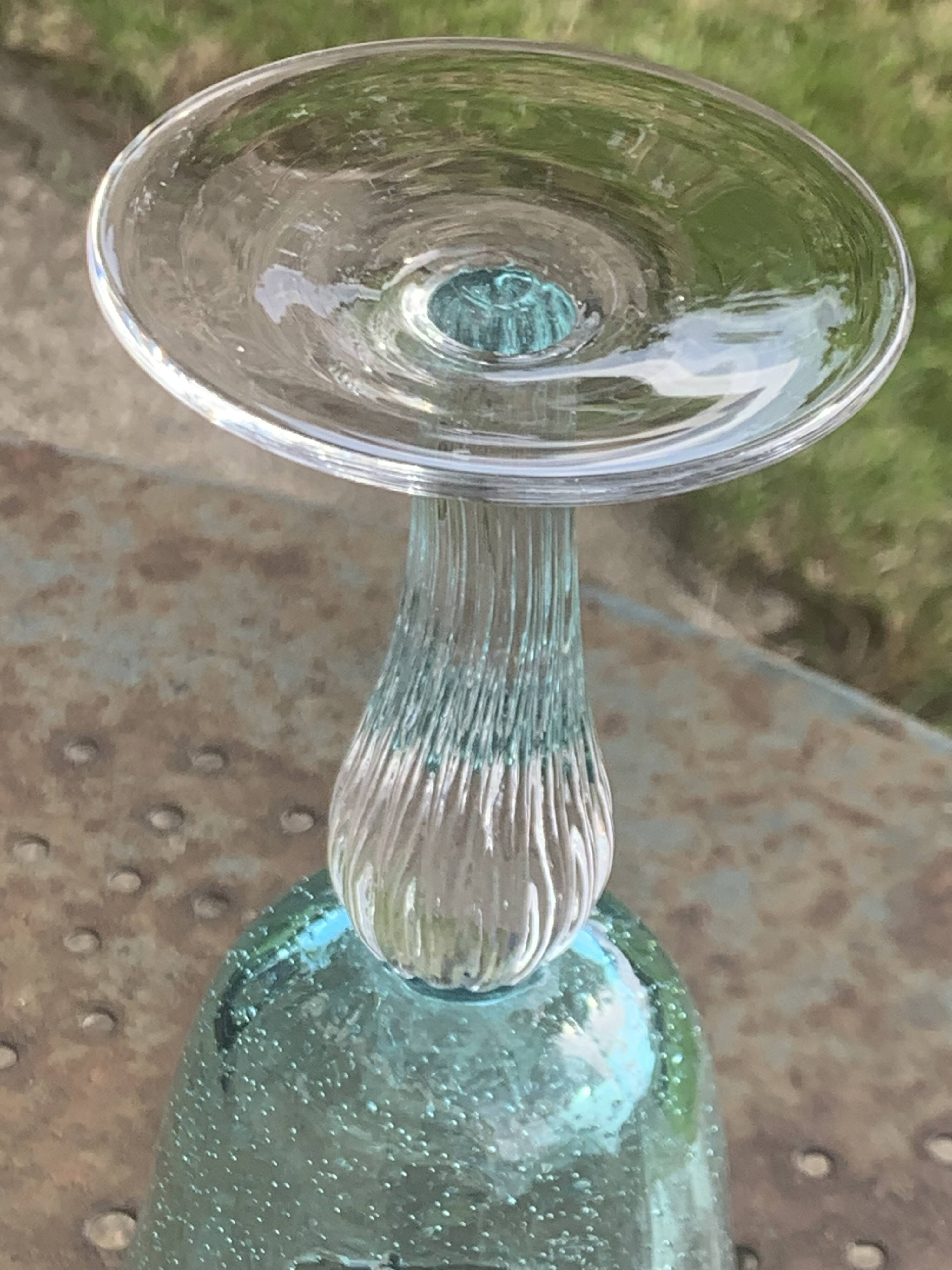 Lot de 4 grands verres a vin en verre soufflé et bullé de couleur vert, vin