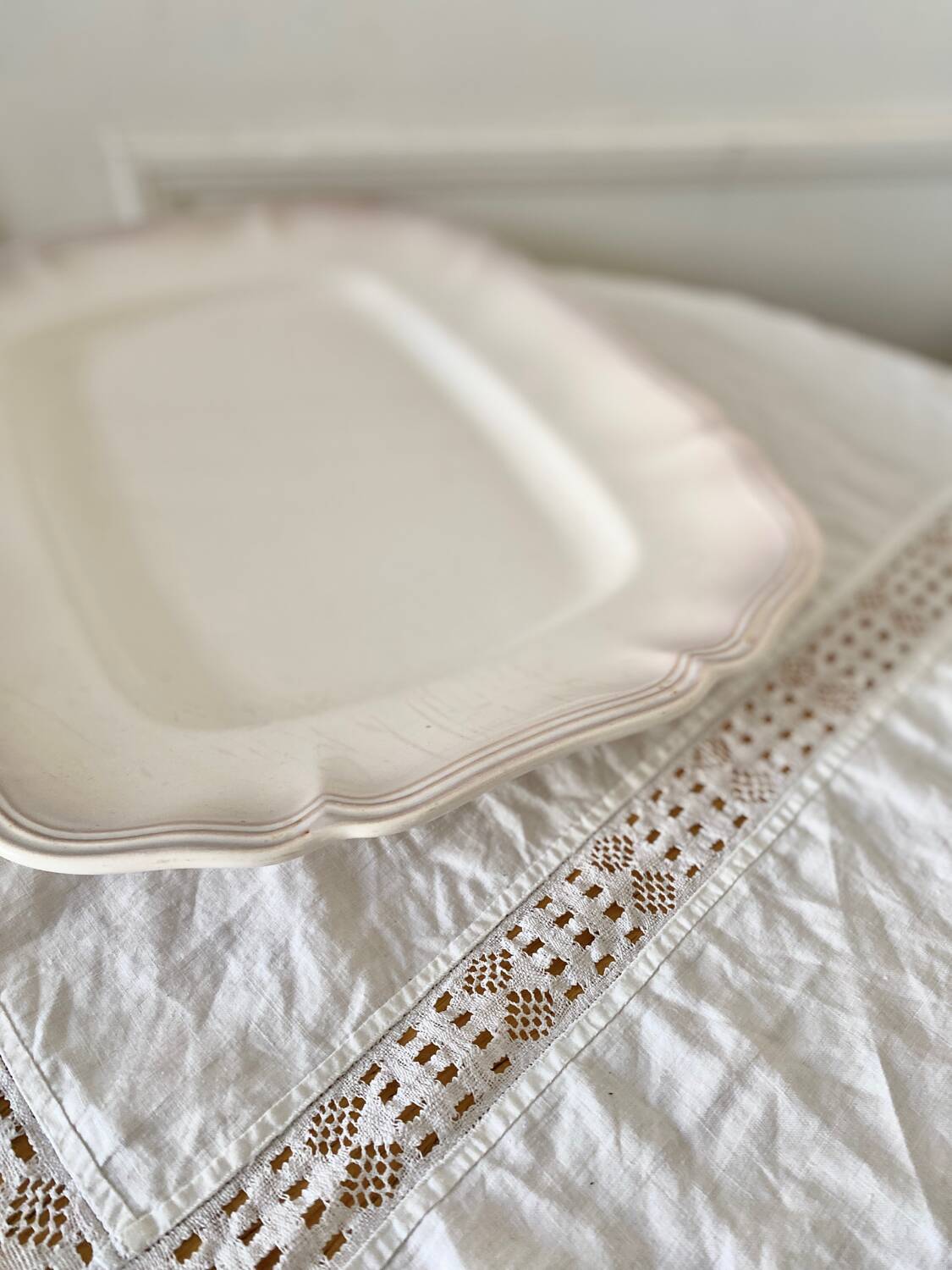 Rectangular ivory-colored serving dish Sarreguemines Chambord model