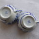 Paire de déjeuners anciens en porcelaine blanche à décor japonisant bleu