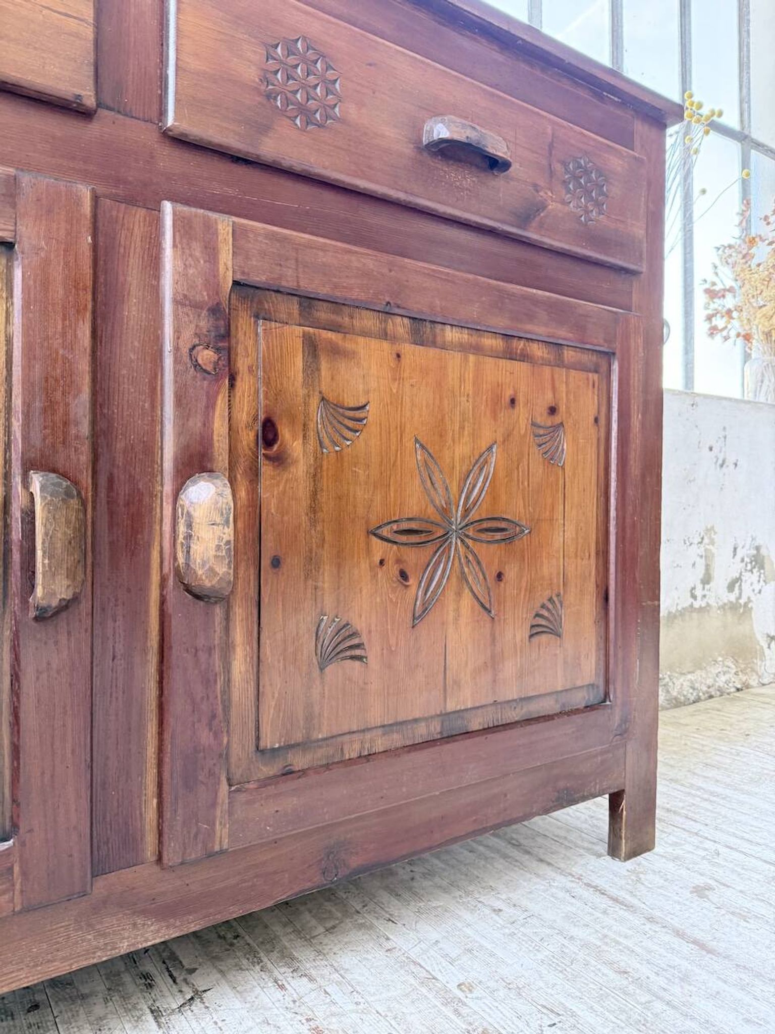 Meuble de rangement confiturier art populaire savoyard 1950