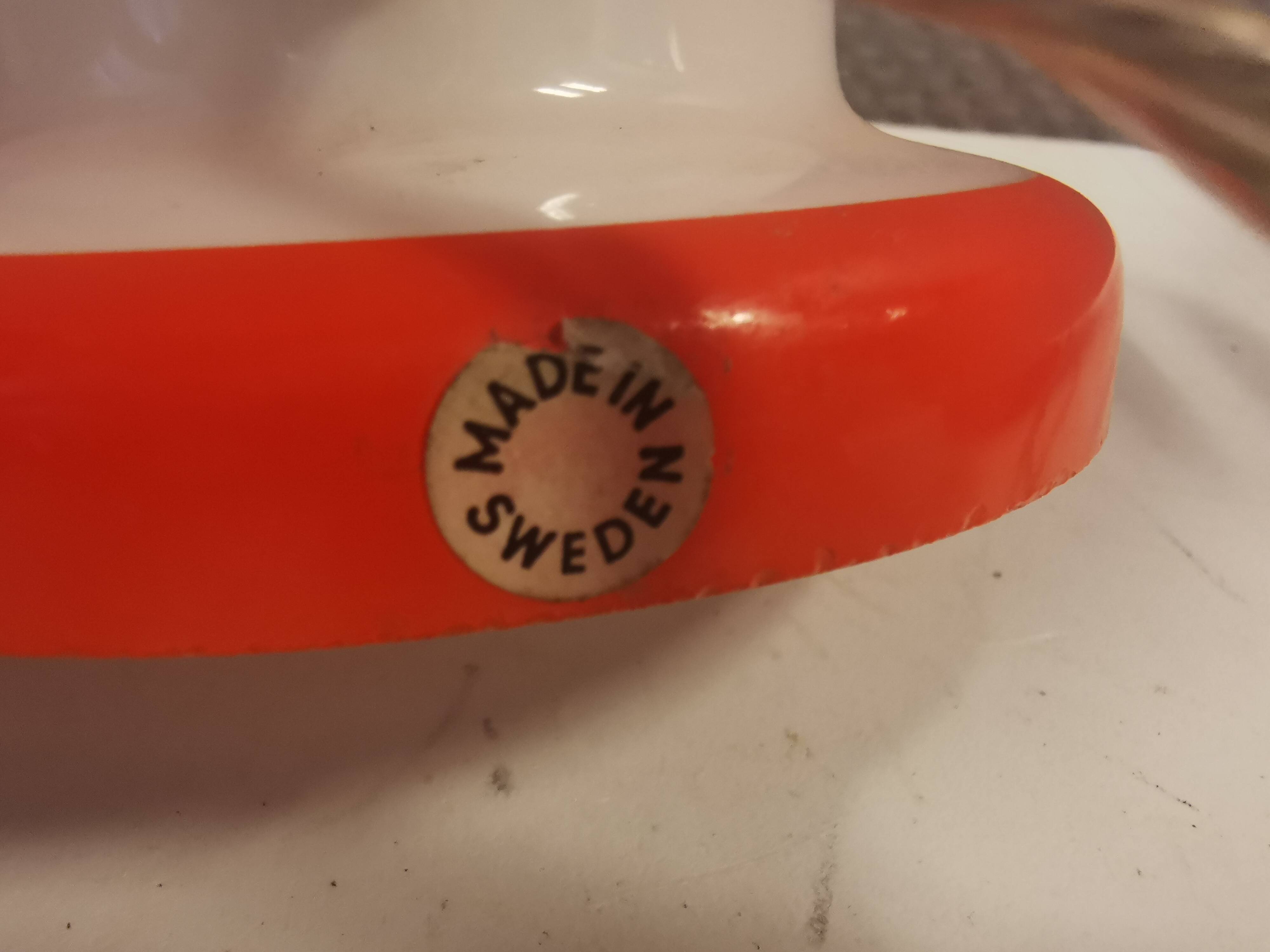 Beautiful Swedish mushroom-shaped table lamps in red and white glass. Estimated 1970s.