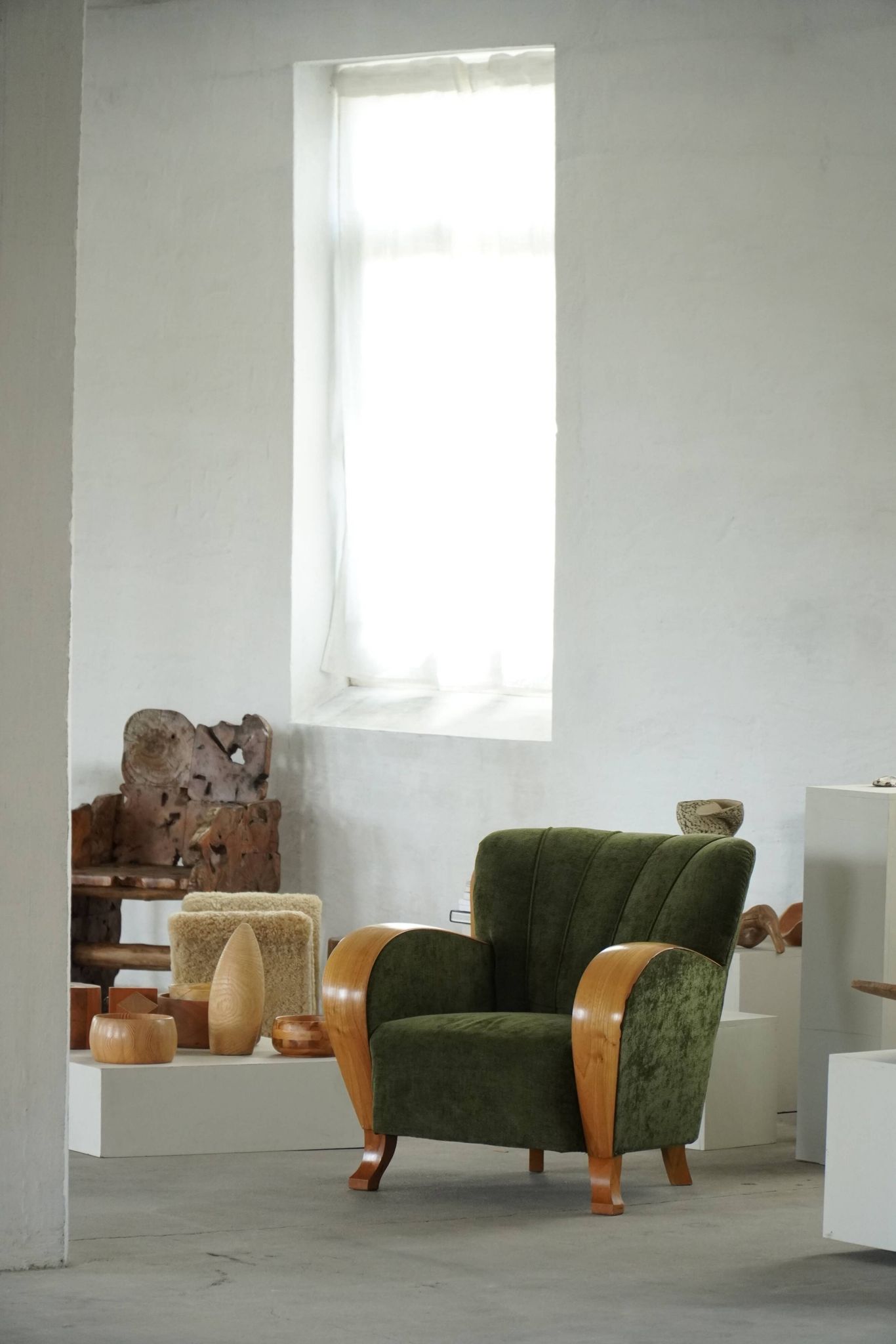 Pair of Danish Art Deco lounge chairs, in elm and green velvet, 1940s.
