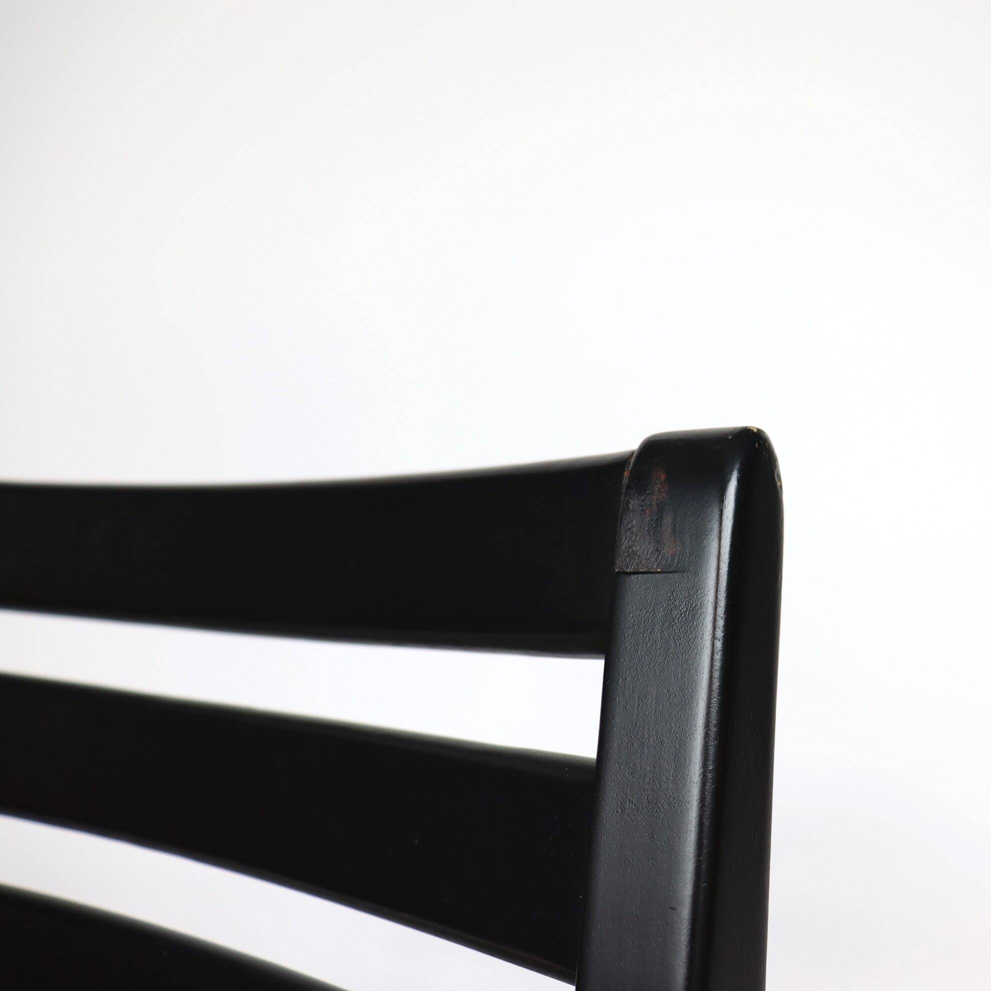 Scandinavian chairs in wood and ropes