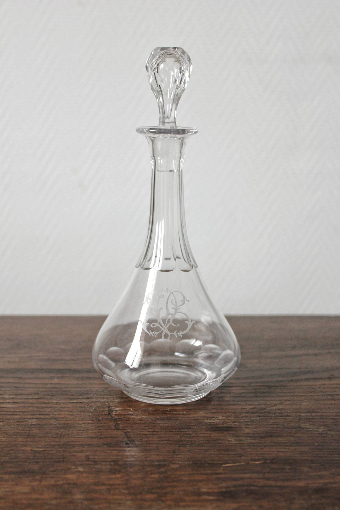 Carafe à liqueur ancienne en cristal monogramme gravé et côtes plates